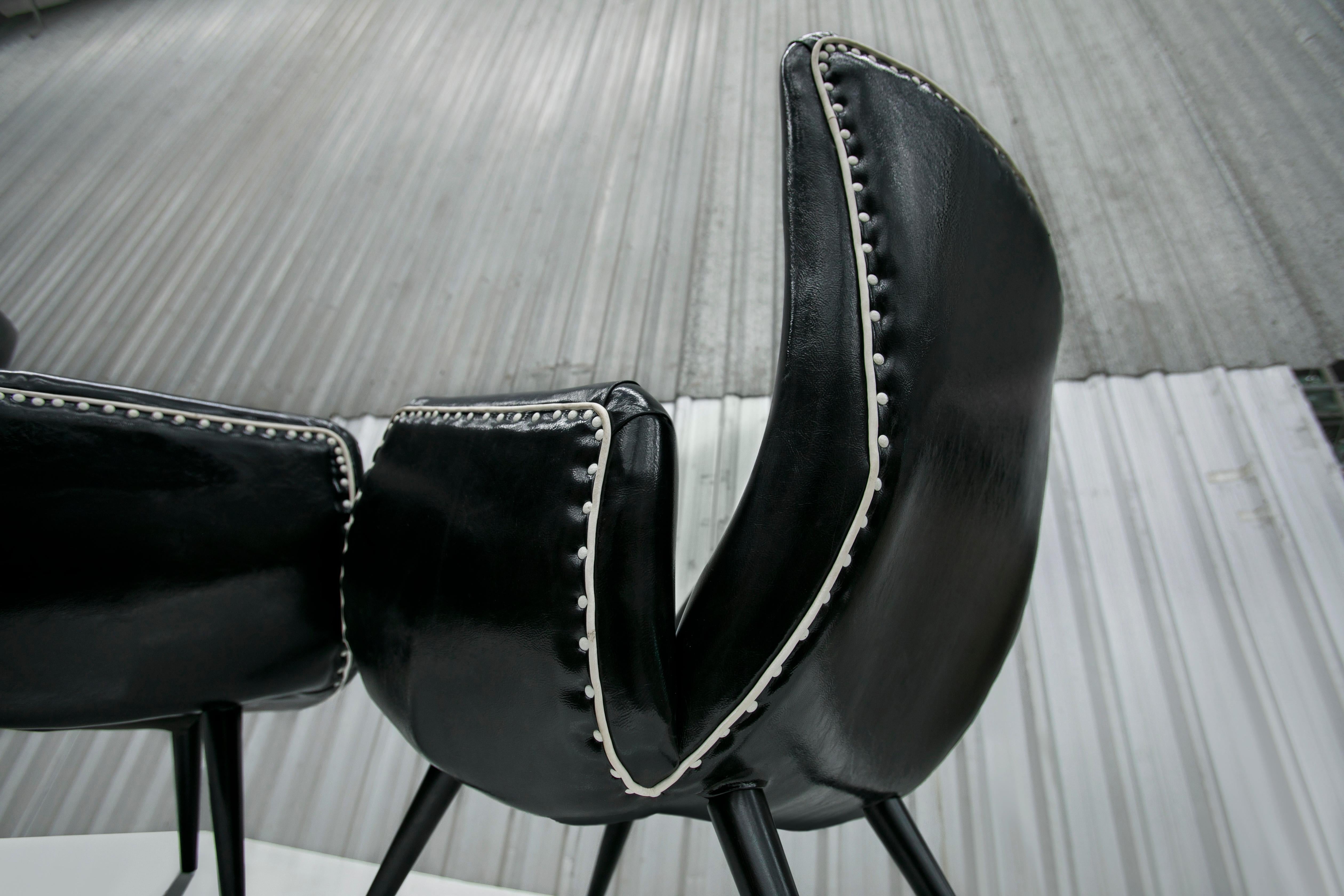 20ième siècle Paire de fauteuils Modernity brésiliens en faux cuir noir, Unknown, c.1950's en vente