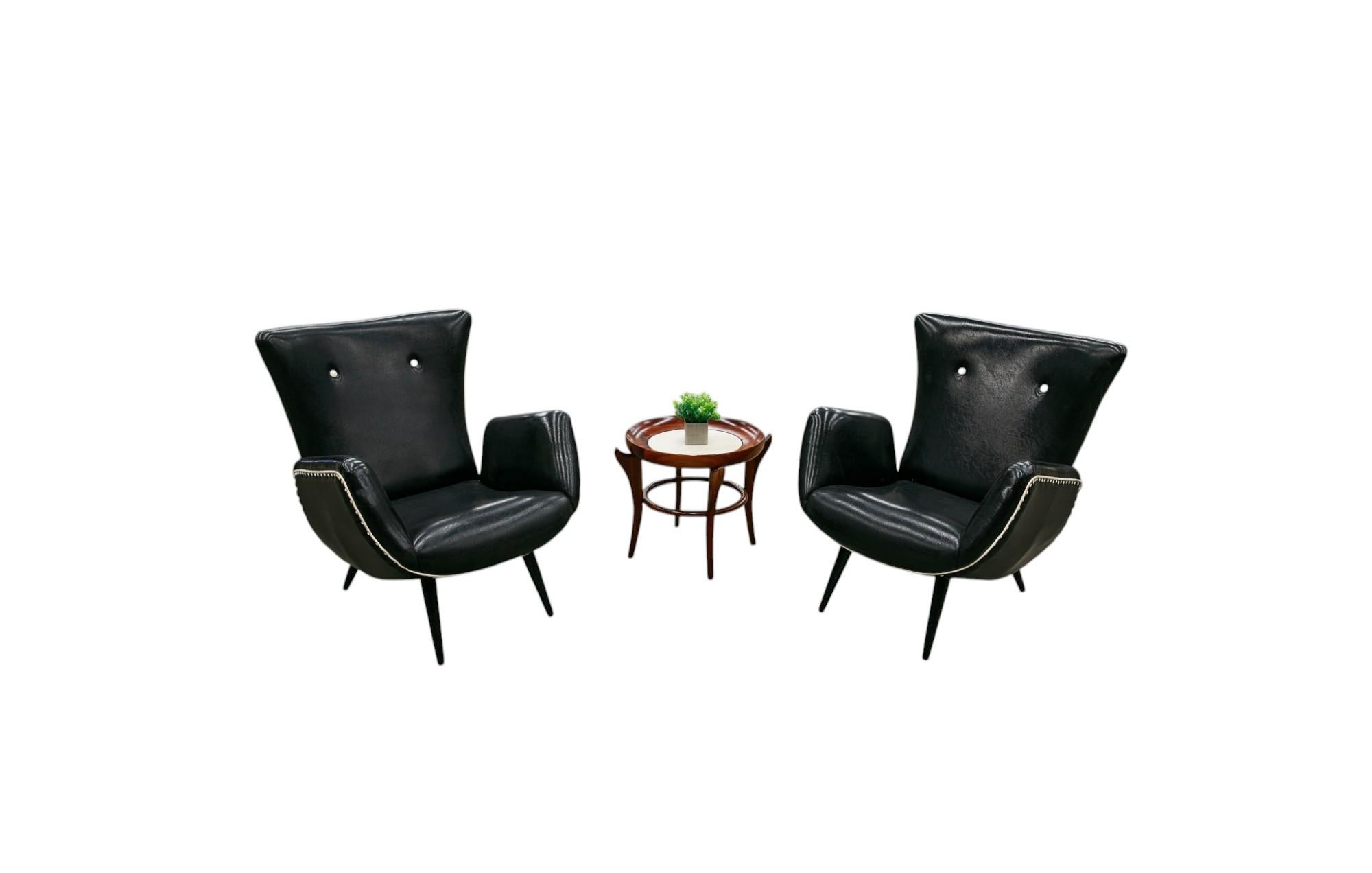 20ième siècle Paire de fauteuils Modernity brésiliens en faux cuir noir, Unknown, c.1950's en vente