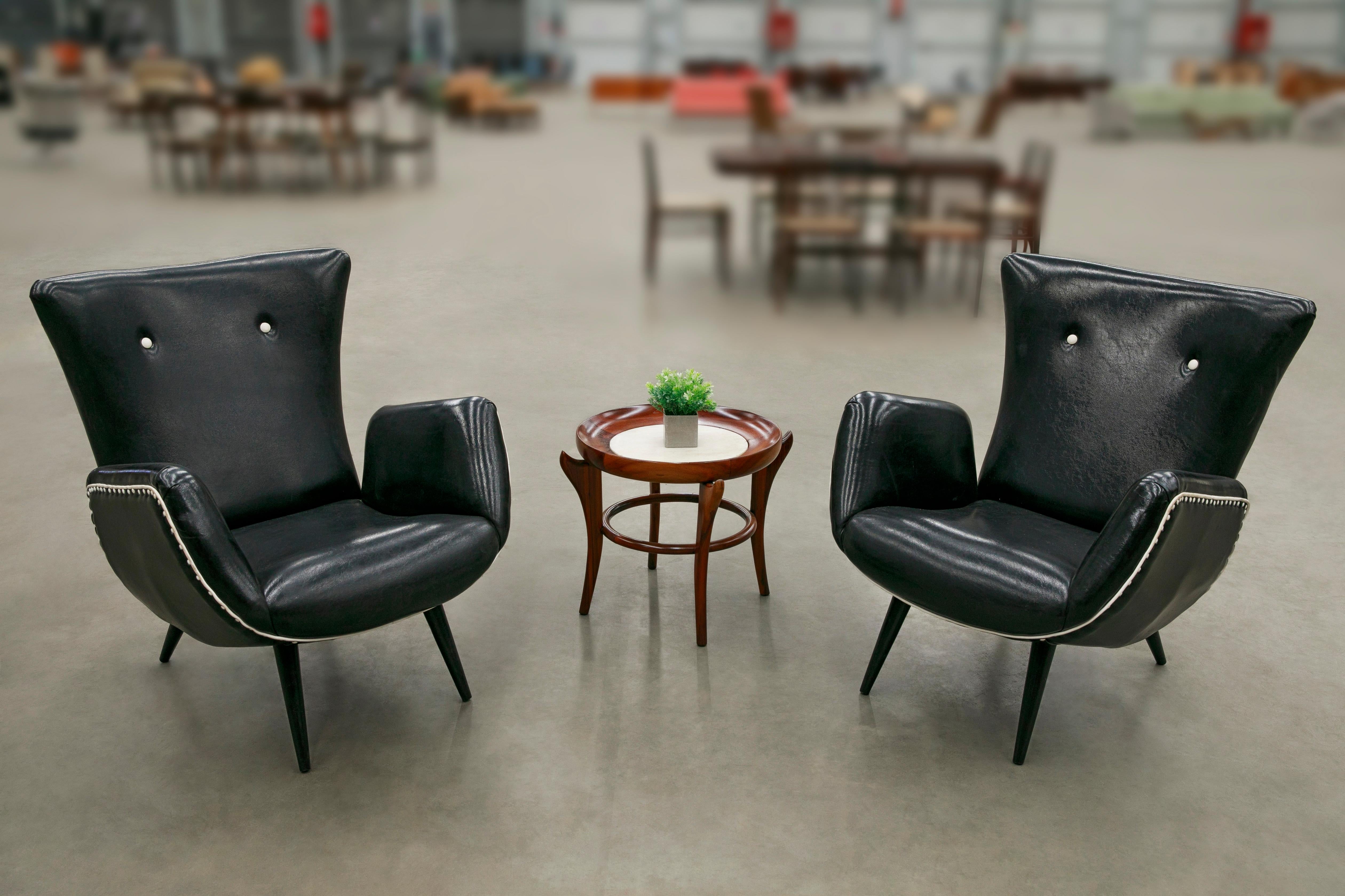 Imitation cuir Paire de fauteuils Modernity brésiliens en faux cuir noir, Unknown, c.1950's en vente