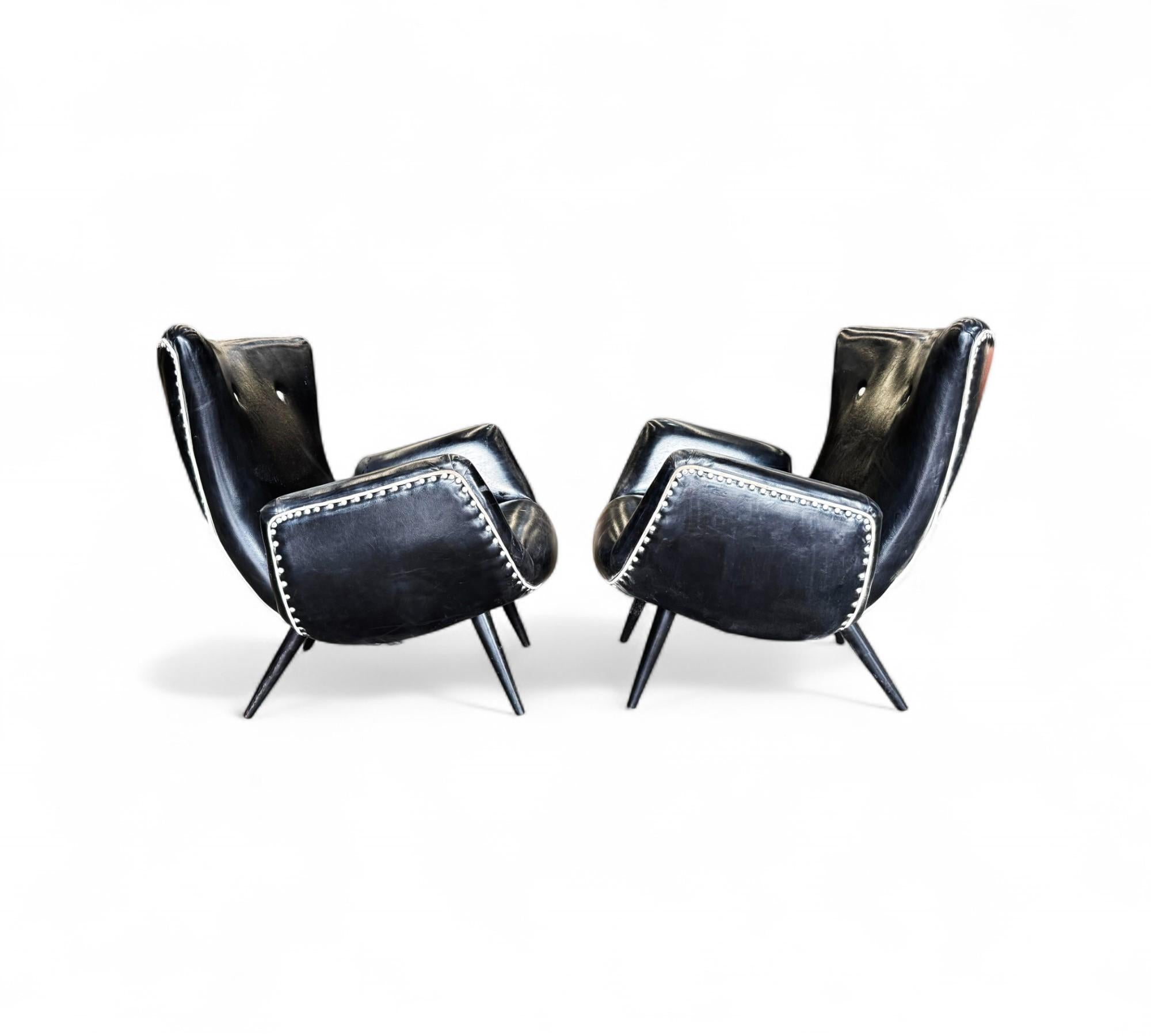 Paire de fauteuils Modernity brésiliens en faux cuir noir, Unknown, c.1950's en vente 1