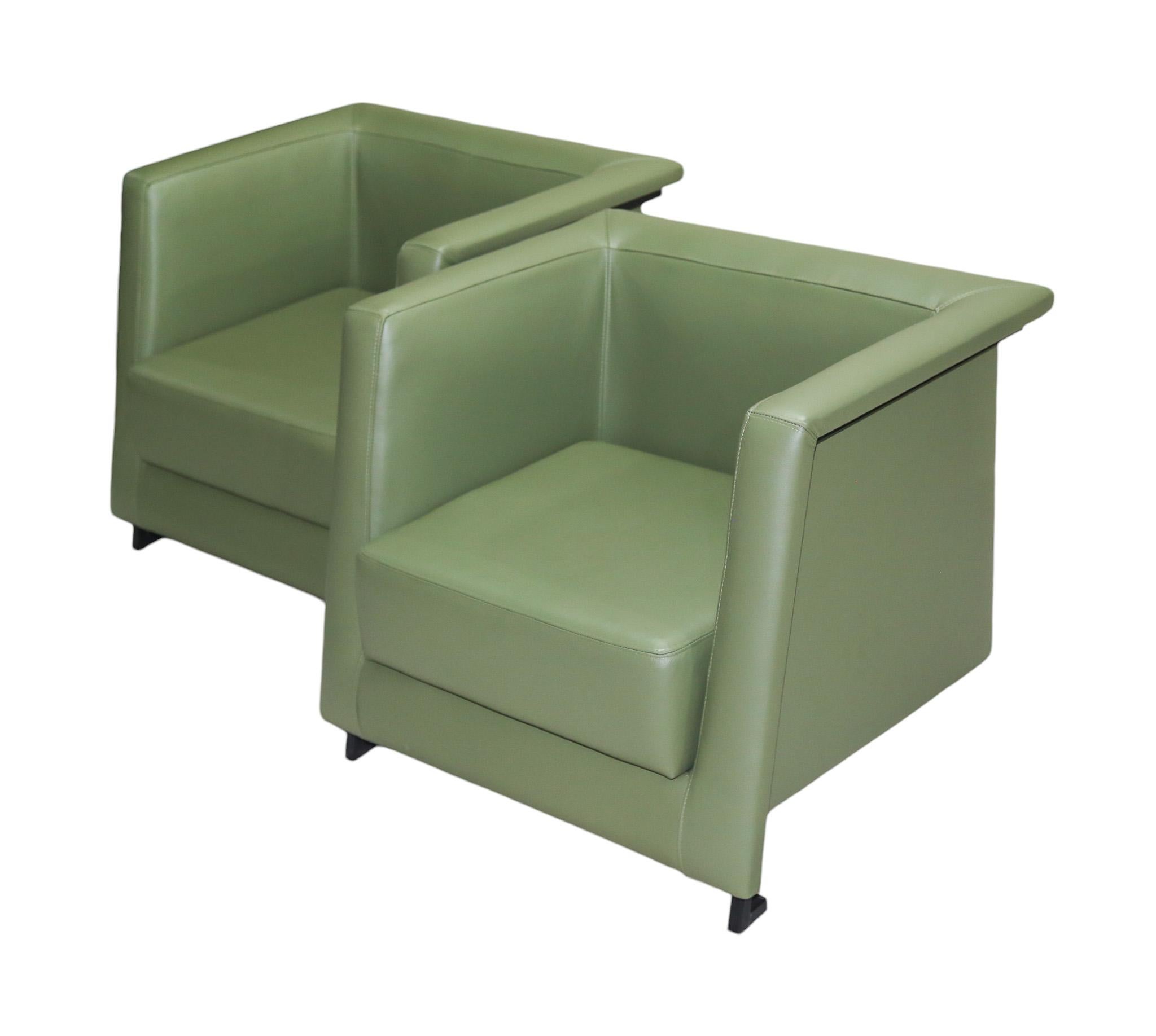 Mid-Century Modern Brazilian Modern Pair of Armchairs in Green Leather, Geraldo de Barros, c. 1970s For Sale