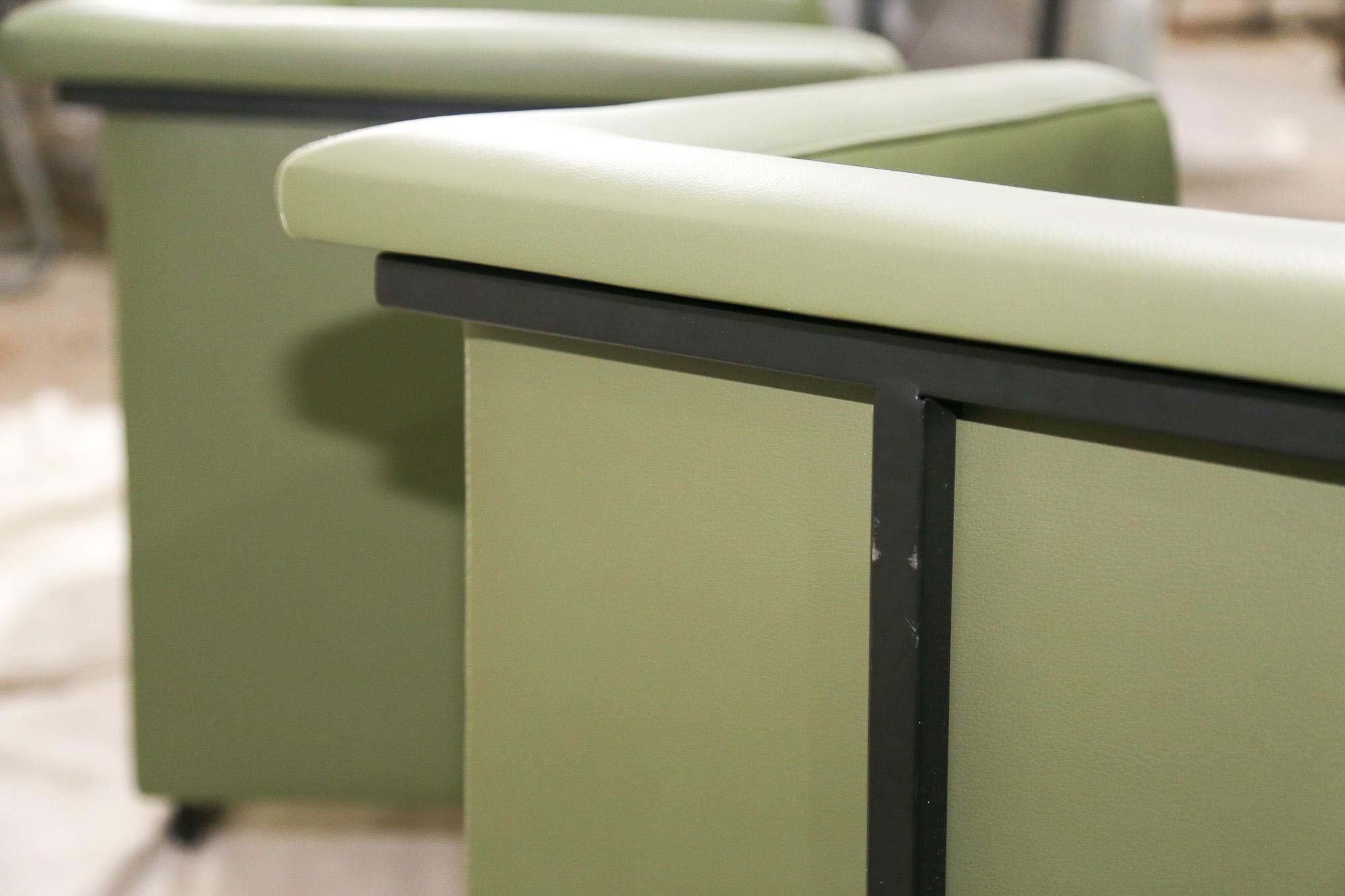 Brazilian Modern Pair of Armchairs in Green Leather, Geraldo de Barros, c. 1970s For Sale 3