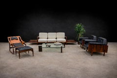 Pareja de sillones modernos brasileños en madera noble y cuero negro, Bertomeu, años 60