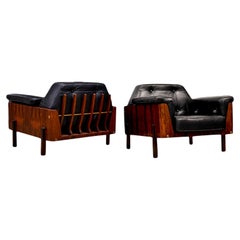 Pareja de sillones modernos brasileños en madera noble y cuero negro, Bertomeu, años 60