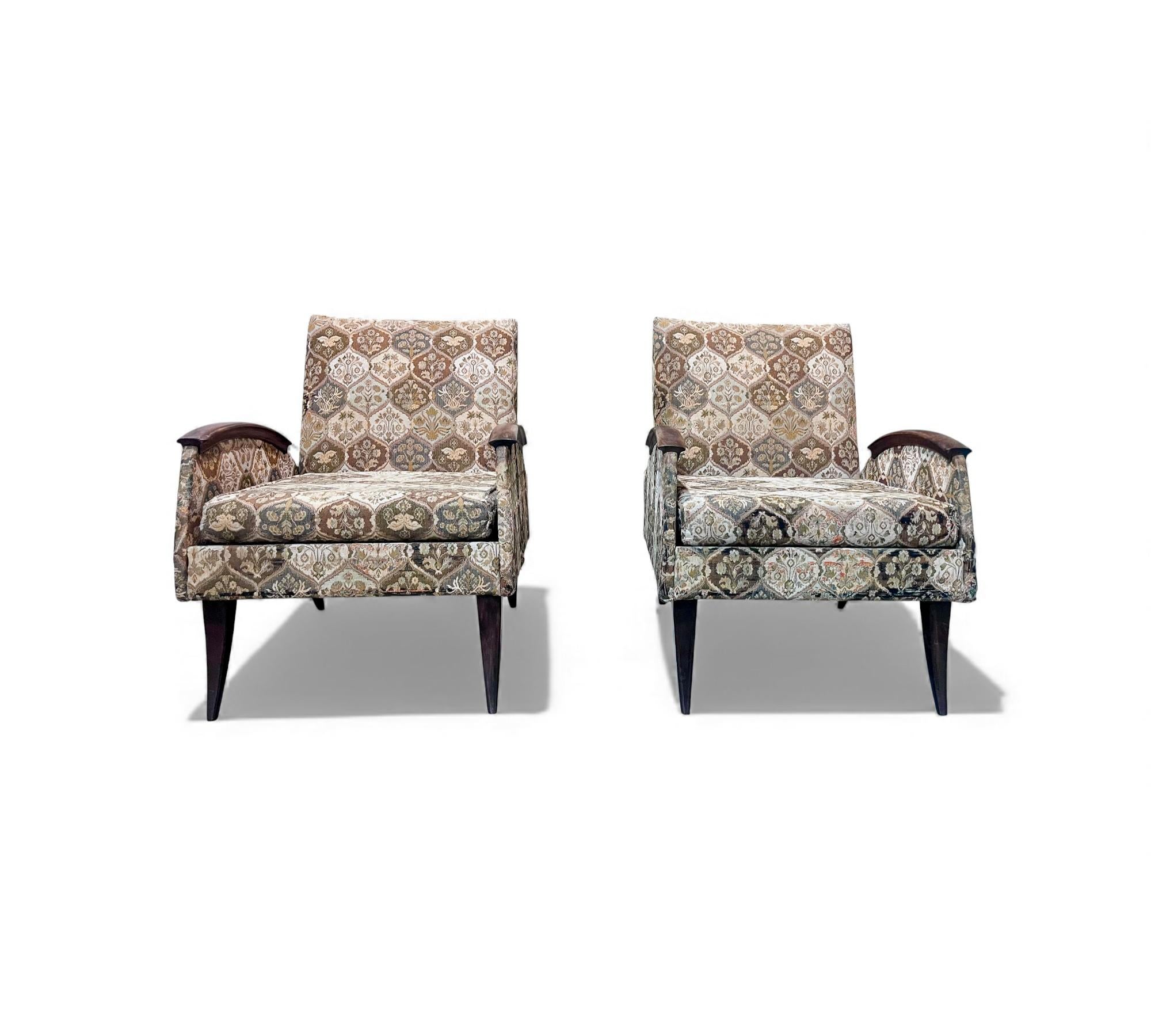 Dieses sensationelle Sesselpaar wurde in den 60er Jahren von Liceu de Artes e Oficios in Brasilien entworfen und zeichnet sich durch eine Struktur aus Hartholz, vier geschwungene Beine und Armlehnen aus Palisanderholz sowie den Originalstoff aus,