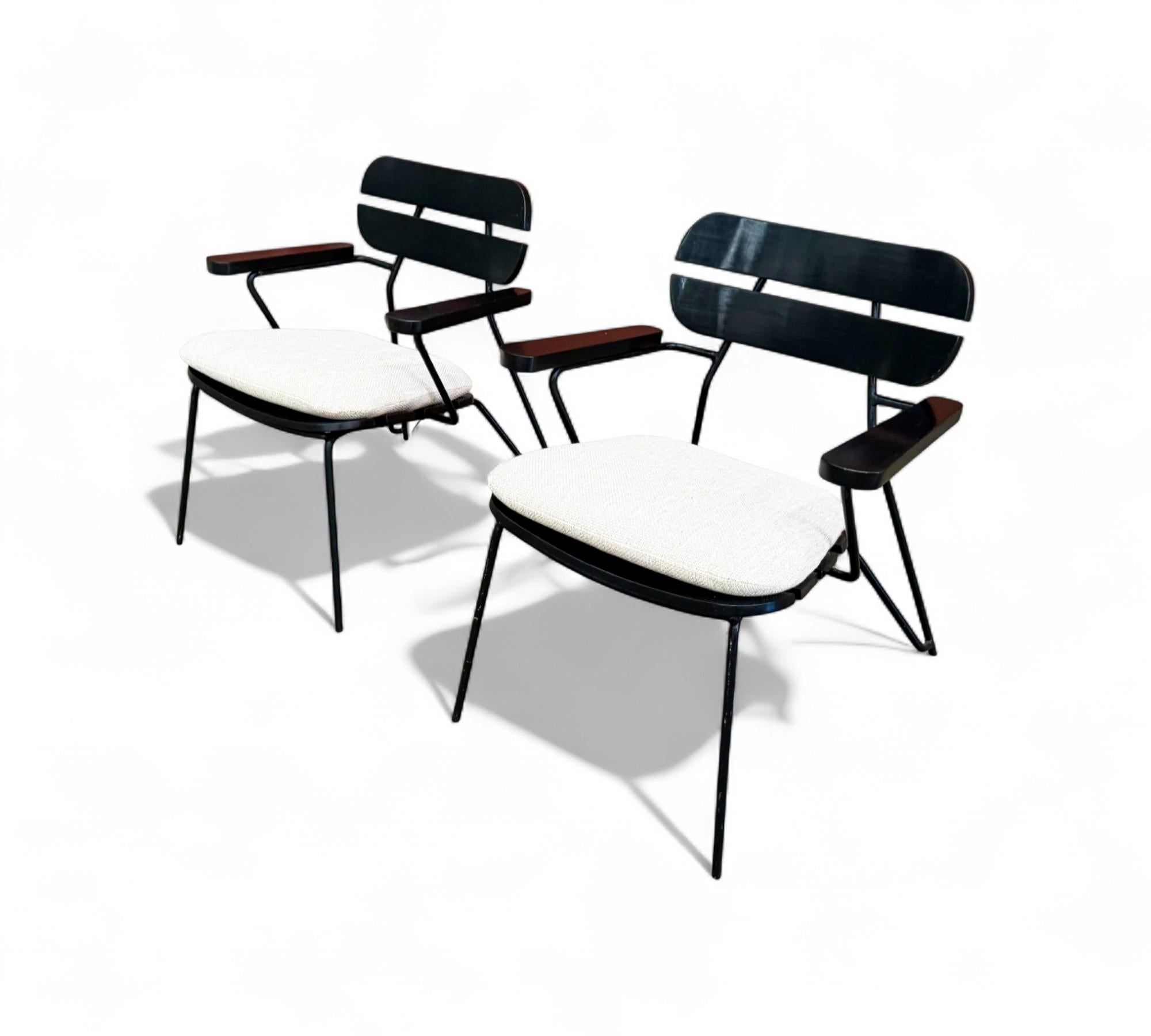 Paire de fauteuils modernes brésiliens en métal, Wood Wood et coussin, Carlo Hauner, années 1950 en vente 3