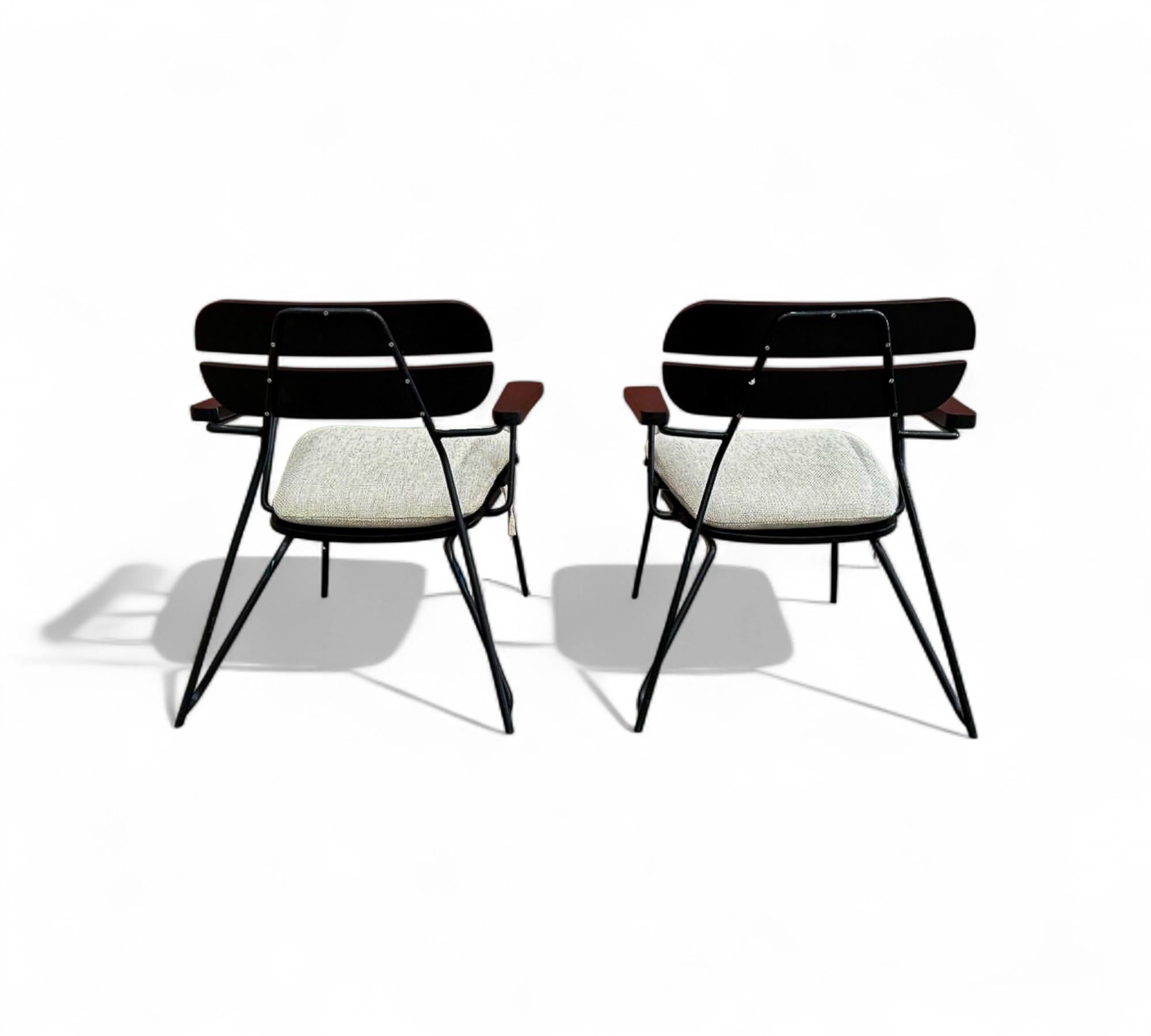 Paire de fauteuils modernes brésiliens en métal, Wood Wood et coussin, Carlo Hauner, années 1950 en vente 4