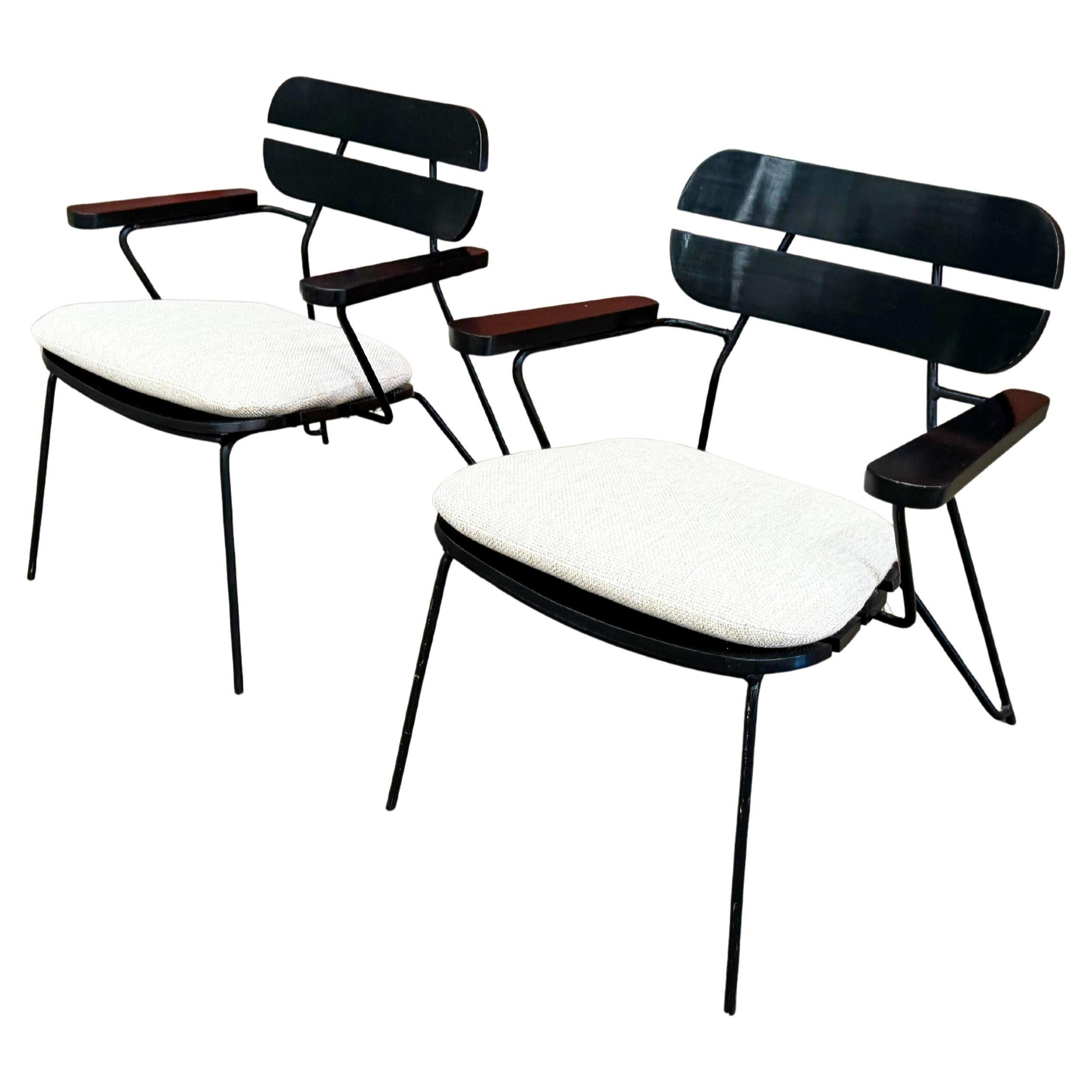 Disponible dès aujourd'hui, avec livraison nationale dans la région métropolitaine de New York incluse, ce fauteuil moderne du milieu du siècle en métal, bois et ébène par Carlo Hauner & Martin Eisler, date des années 1950 et n'est rien de moins que