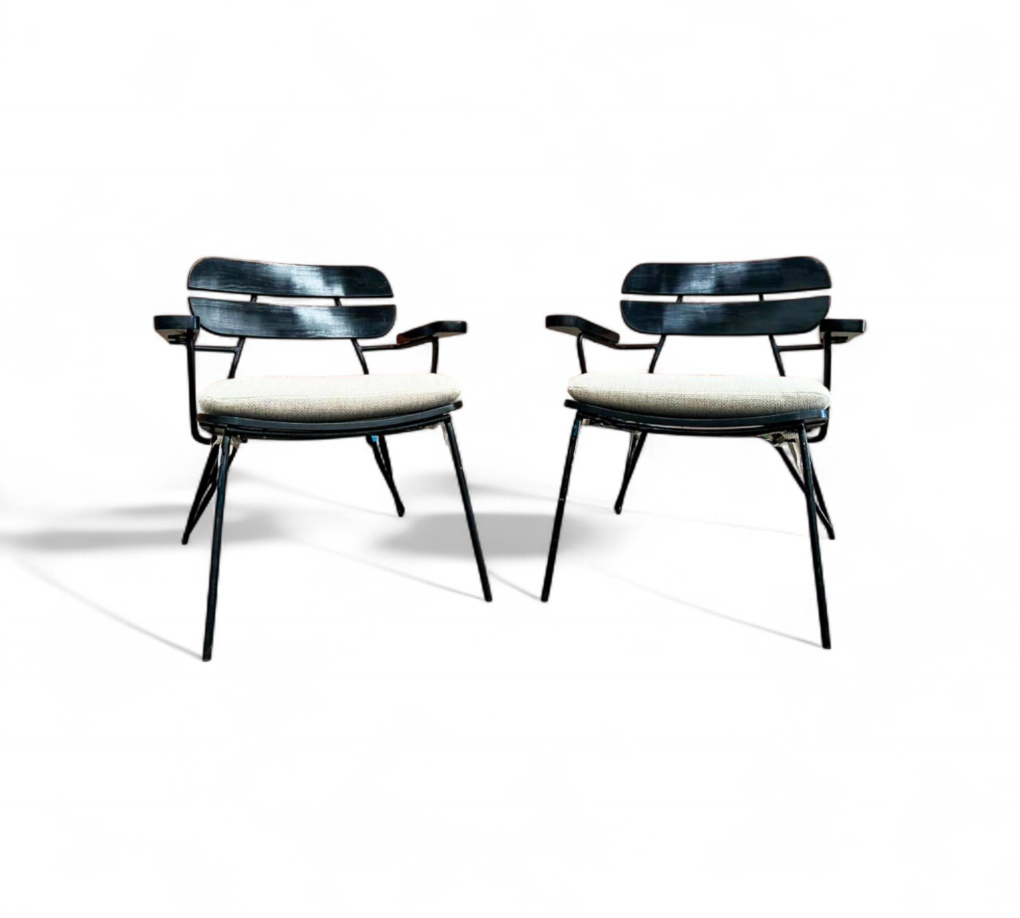 Mid-Century Modern Paire de fauteuils modernes brésiliens en métal, Wood Wood et coussin, Carlo Hauner, années 1950 en vente