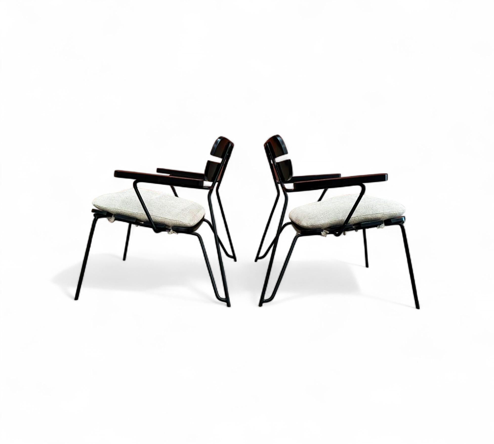 Brésilien Paire de fauteuils modernes brésiliens en métal, Wood Wood et coussin, Carlo Hauner, années 1950 en vente