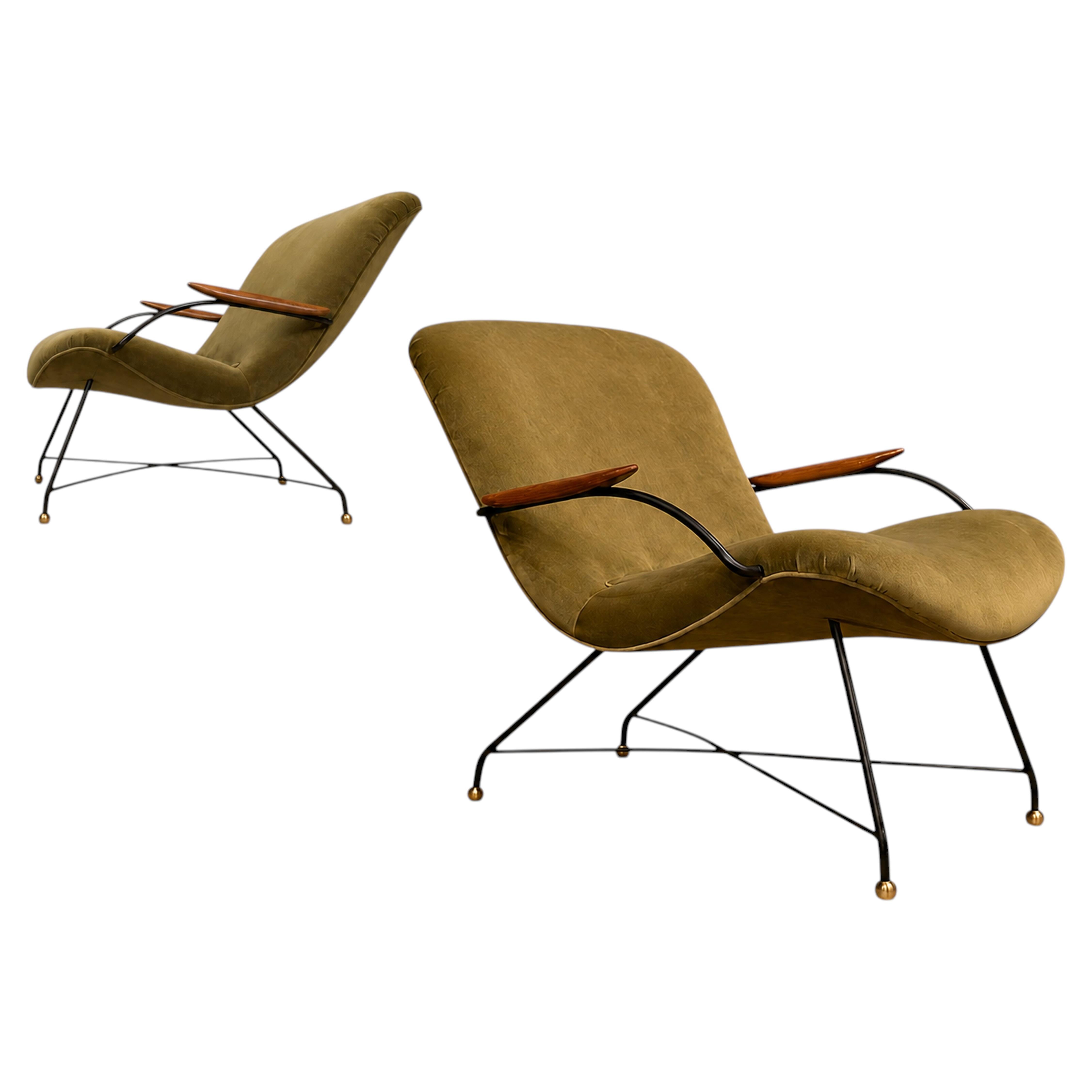 Paire de fauteuils modernes brésiliens en bois de rose, métal et velours, signés Carlo Hauner
