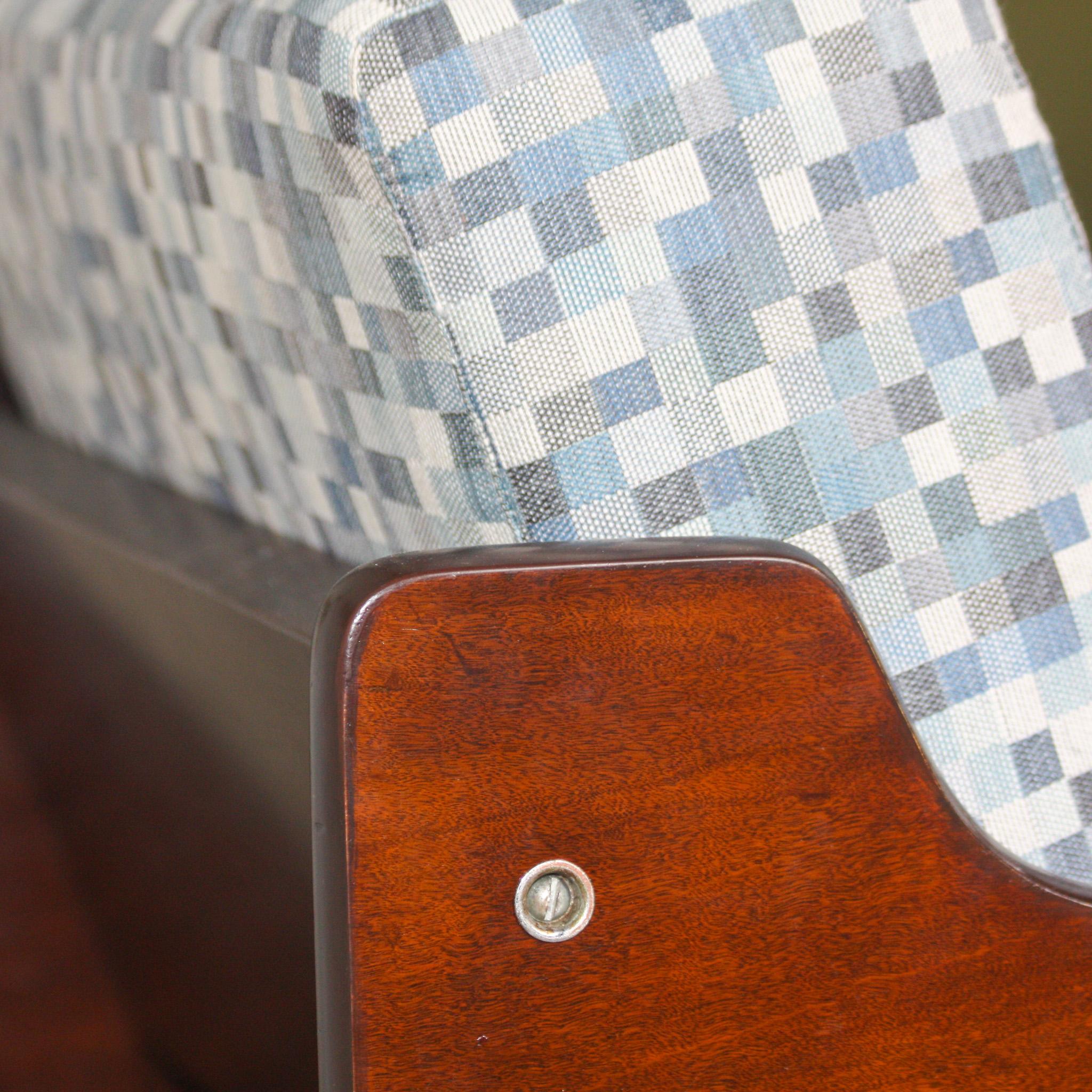 Hardwood Brazilian Modern Pair of Armchairs in Wood & Fabric, Geraldo de Barros, 1970s For Sale