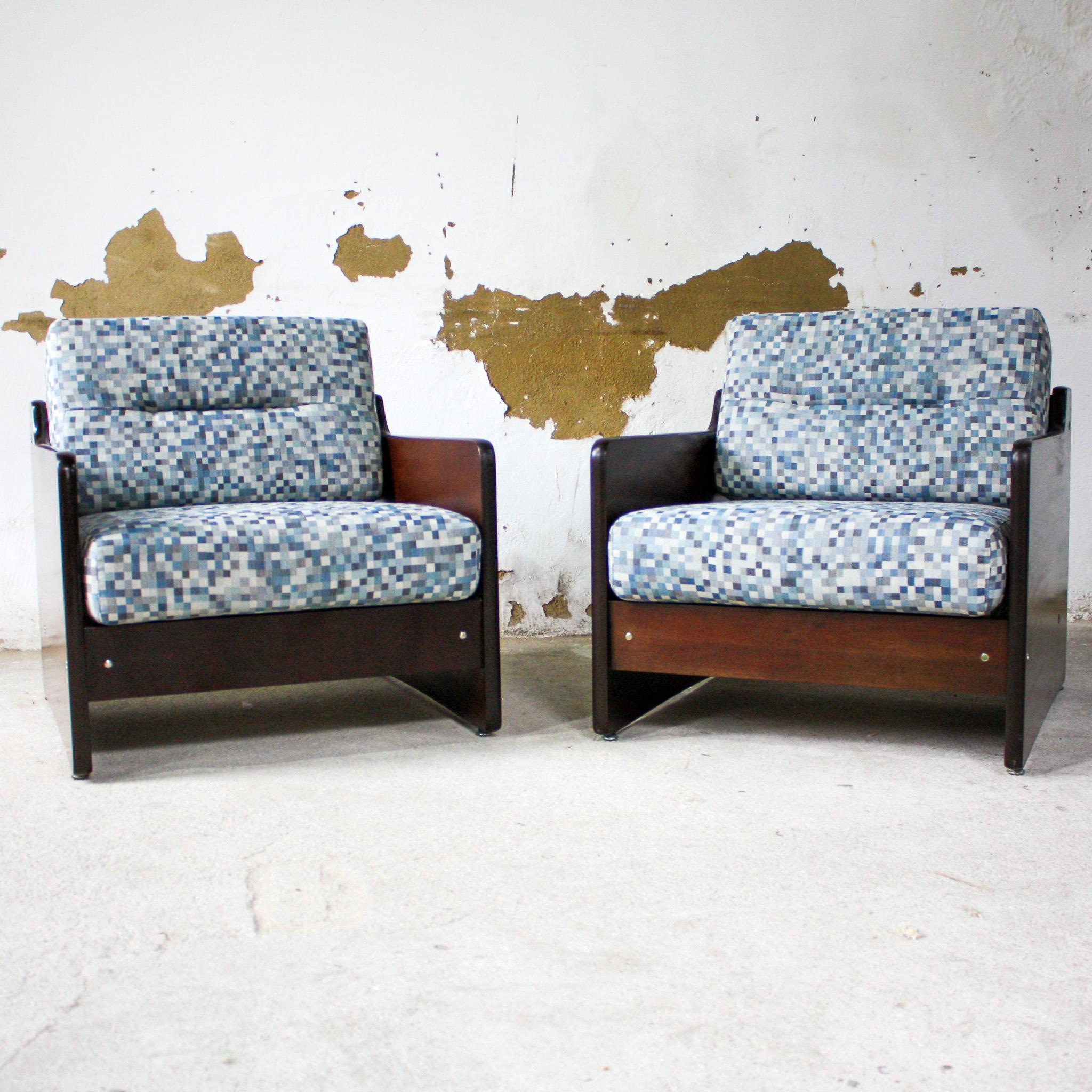 Brazilian Modern Pair of Armchairs in Wood & Fabric, Geraldo de Barros, 1970s For Sale 2