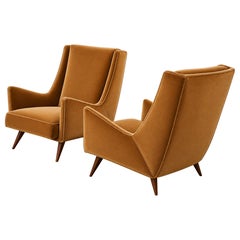 Coppia di poltrone moderne brasiliane in mohair color cammello in legno massiccio, attribuite a Novo Rumo