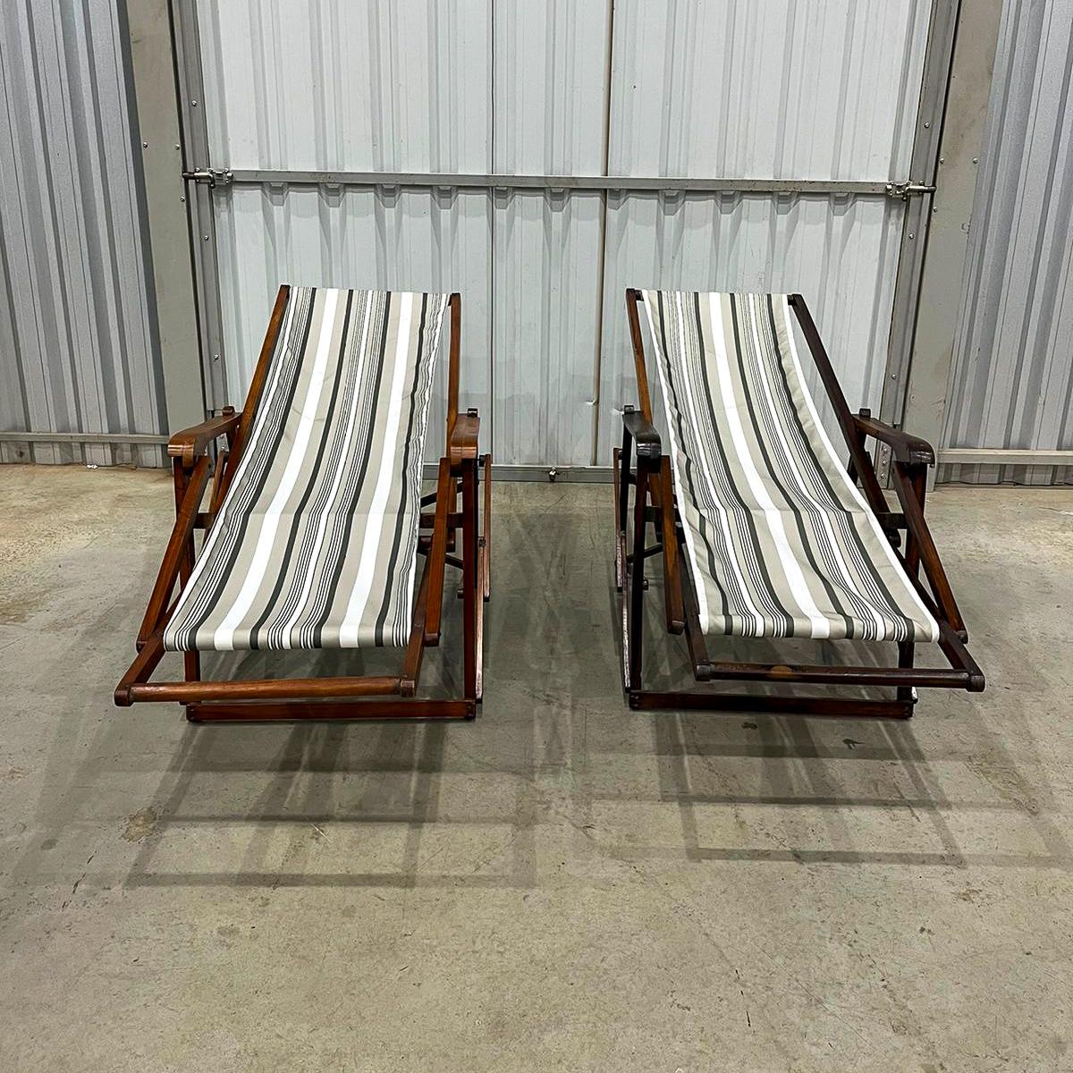 Brésilien Paire de chaises longues modernes brésiliennes en bois dur et tissu par Lucio Costa 1950 en vente
