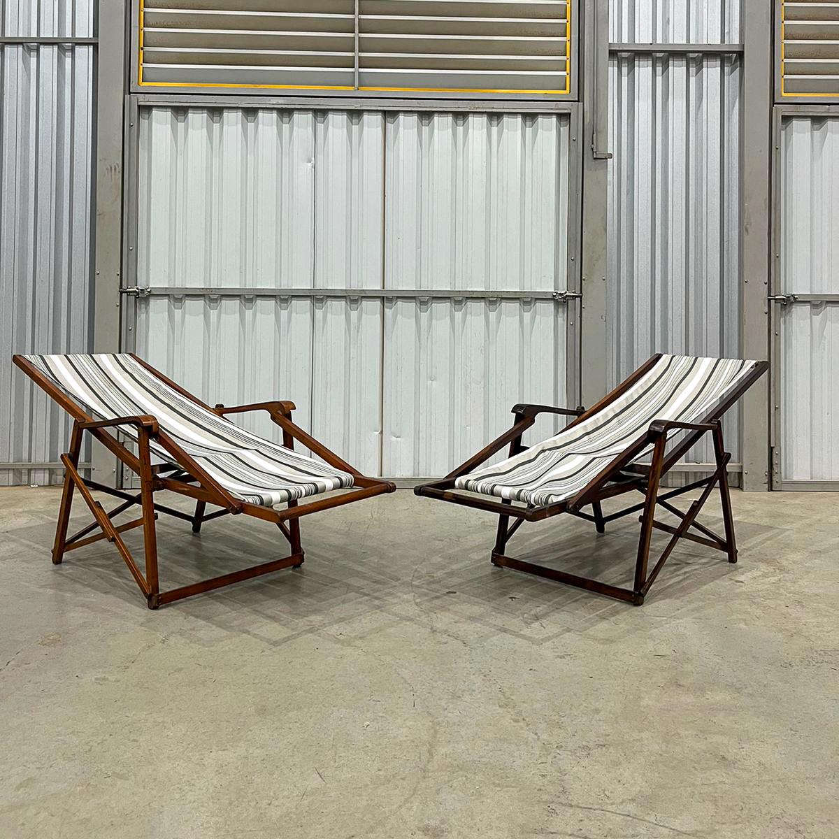 Travail du bois Paire de chaises longues modernes brésiliennes en bois dur et tissu par Lucio Costa 1950 en vente
