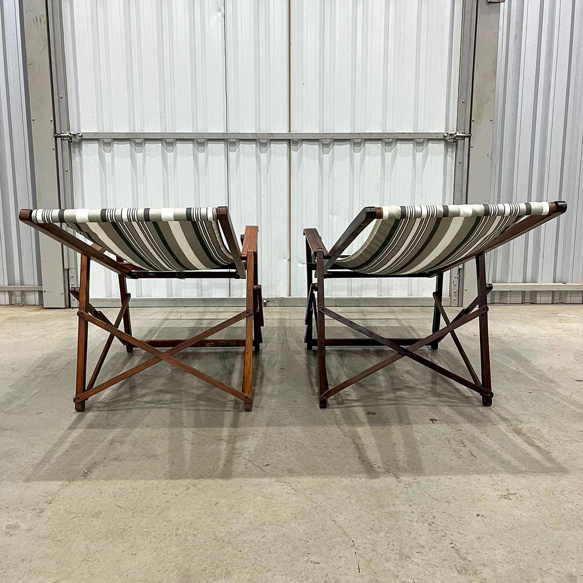 20ième siècle Paire de chaises longues modernes brésiliennes en bois dur et tissu par Lucio Costa 1950 en vente