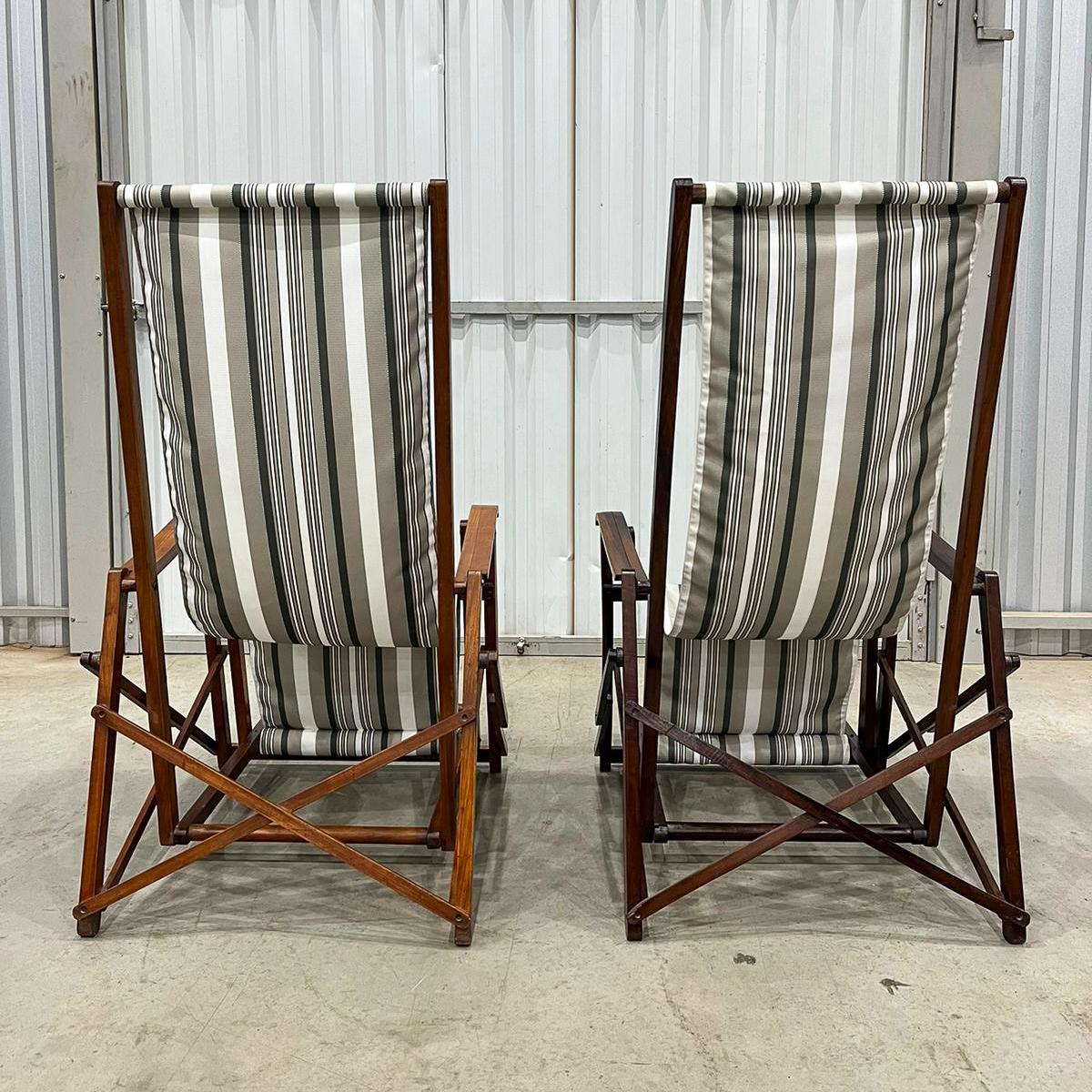 Tissu Paire de chaises longues modernes brésiliennes en bois dur et tissu par Lucio Costa 1950 en vente