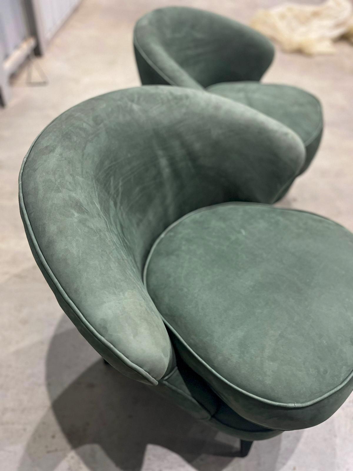 Brazilian Modern Pair of Concha Armchairs in Green Suede, Joaquim Tenreiro, 1960 For Sale 3