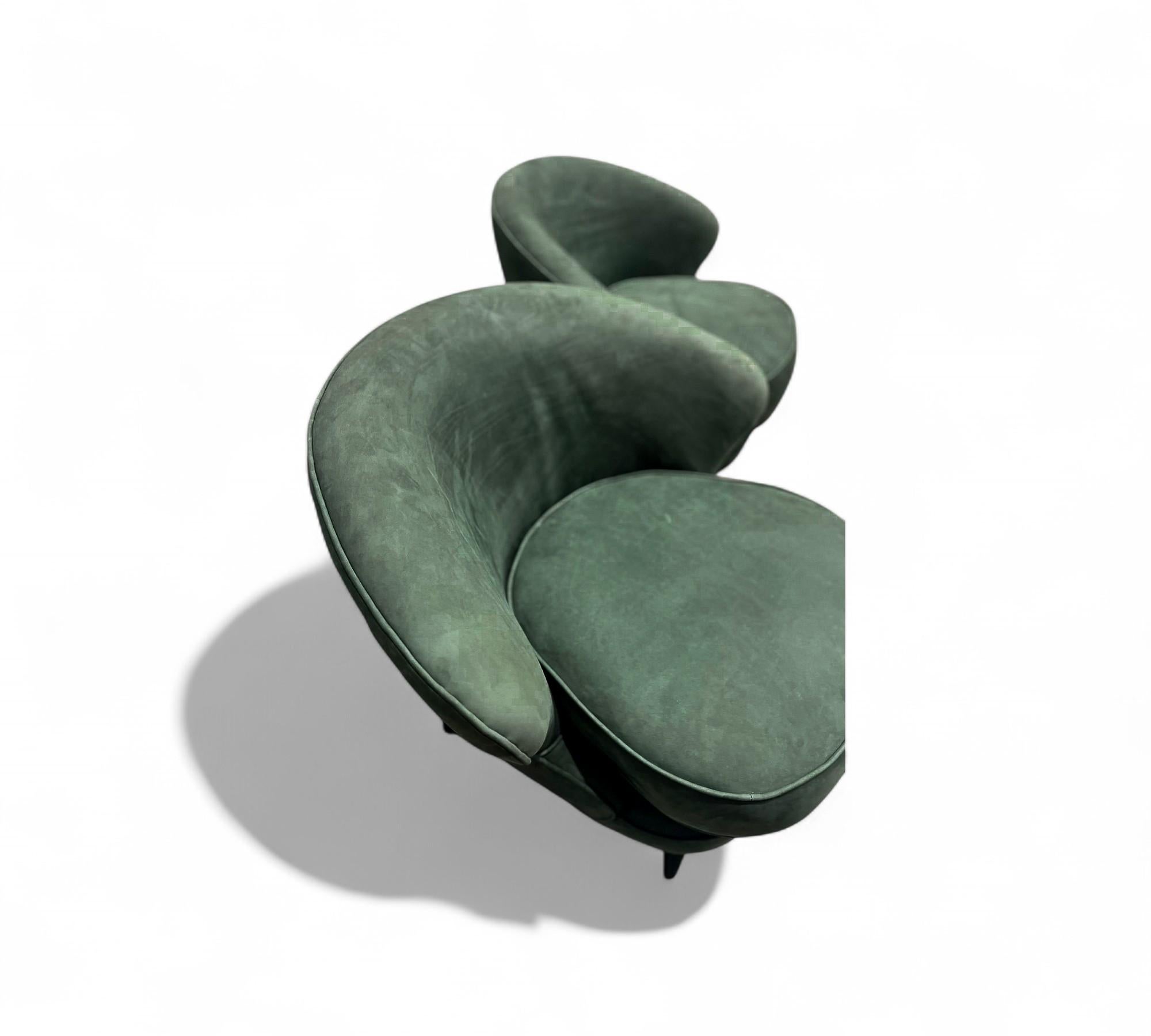 Paire de fauteuils Concha modernes brésiliens en daim vert, Joaquim Tenreiro, 1960 en vente 2