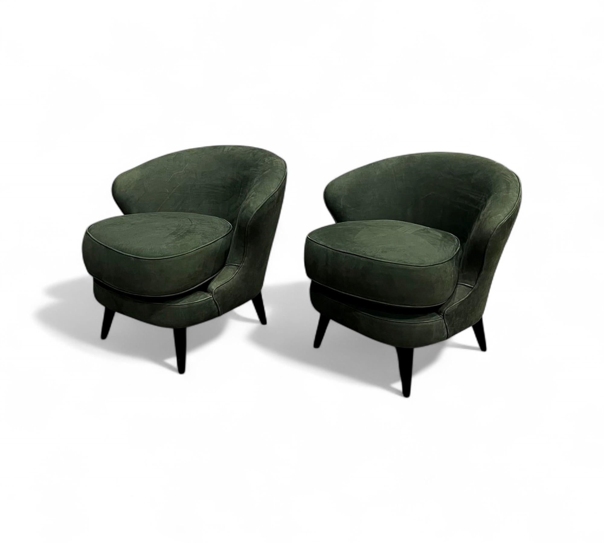Disponible dès aujourd'hui, avec livraison nationale dans la région métropolitaine de New York incluse, cette paire de fauteuils Concha modernes brésiliens en daim vert, Joaquim Tenreiro, c. 1960, n'est rien de moins que magnifique ! 

Le modèle,