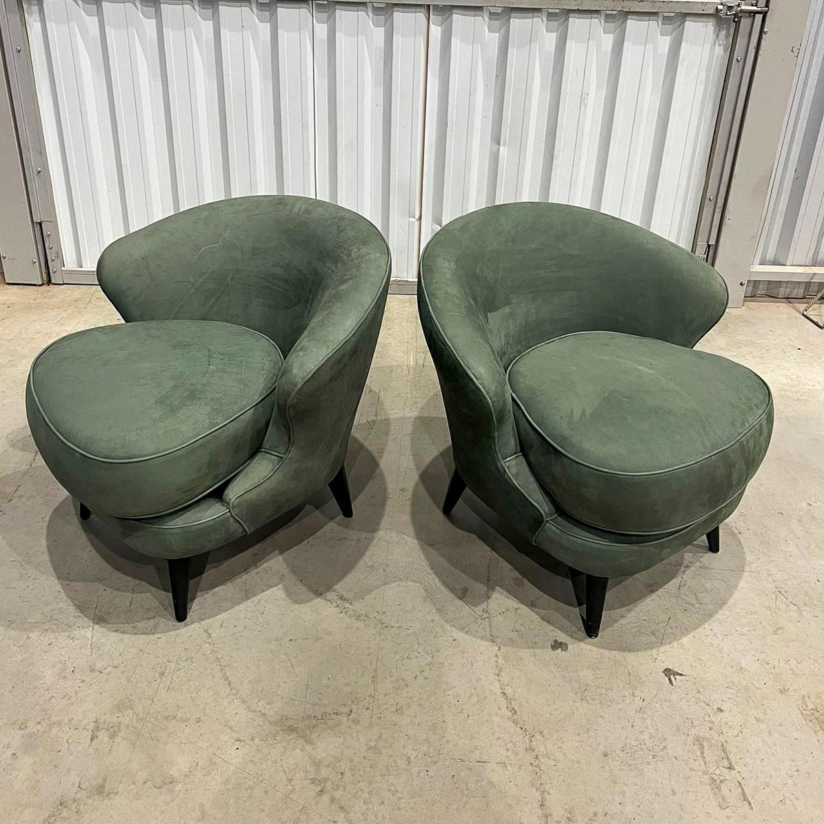 Brazilian Modern Pair of Concha Armchairs in Green Suede, Joaquim Tenreiro, 1960 In Good Condition For Sale In New York, NY