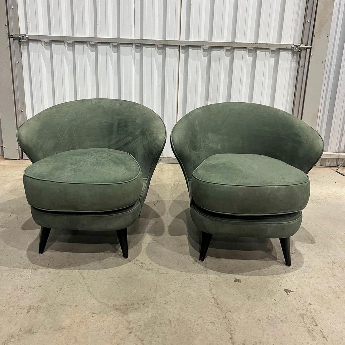 20th Century Brazilian Modern Pair of Concha Armchairs in Green Suede, Joaquim Tenreiro, 1960 For Sale