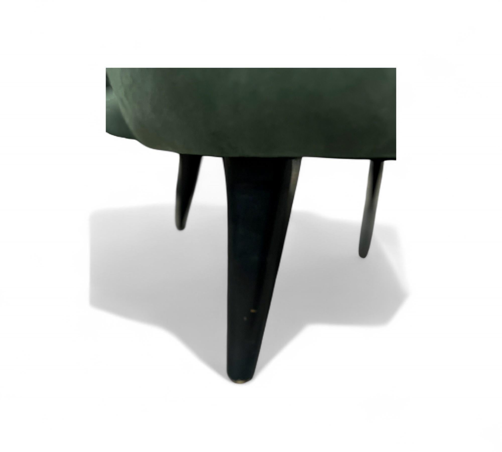 Paire de fauteuils Concha modernes brésiliens en daim vert, Joaquim Tenreiro, 1960 Bon état - En vente à New York, NY