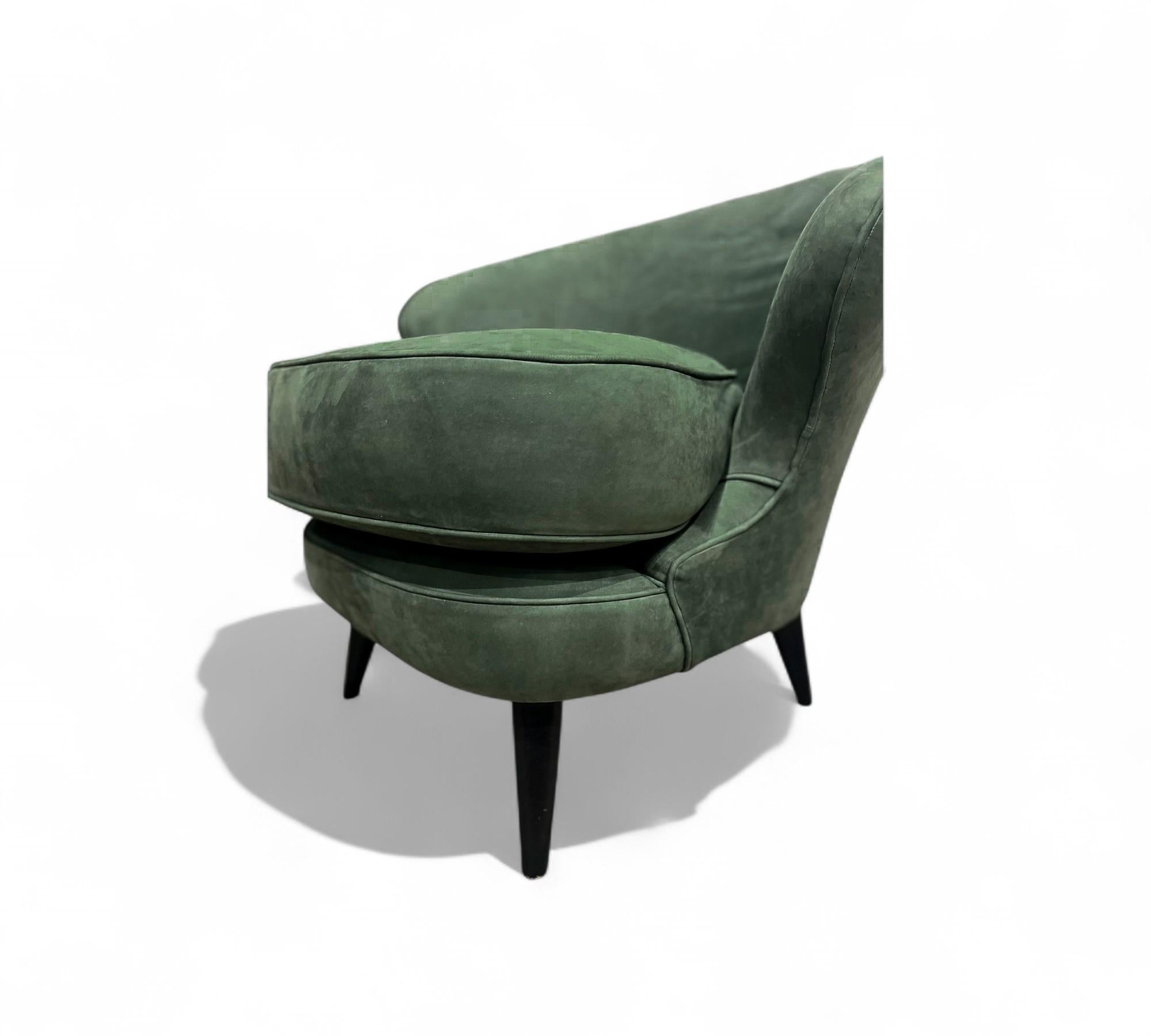20ième siècle Paire de fauteuils Concha modernes brésiliens en daim vert, Joaquim Tenreiro, 1960 en vente