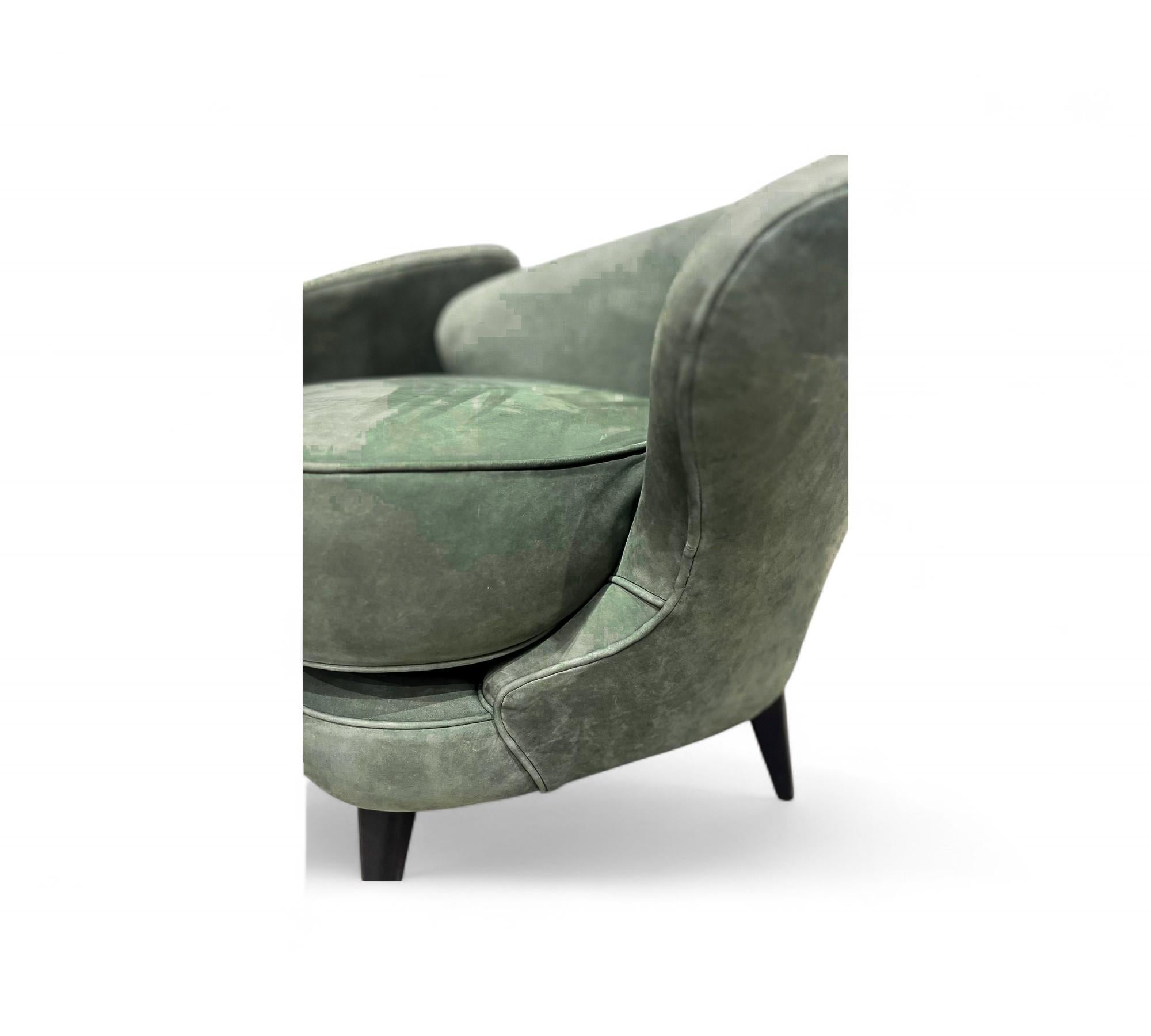 Daim Paire de fauteuils Concha modernes brésiliens en daim vert, Joaquim Tenreiro, 1960 en vente