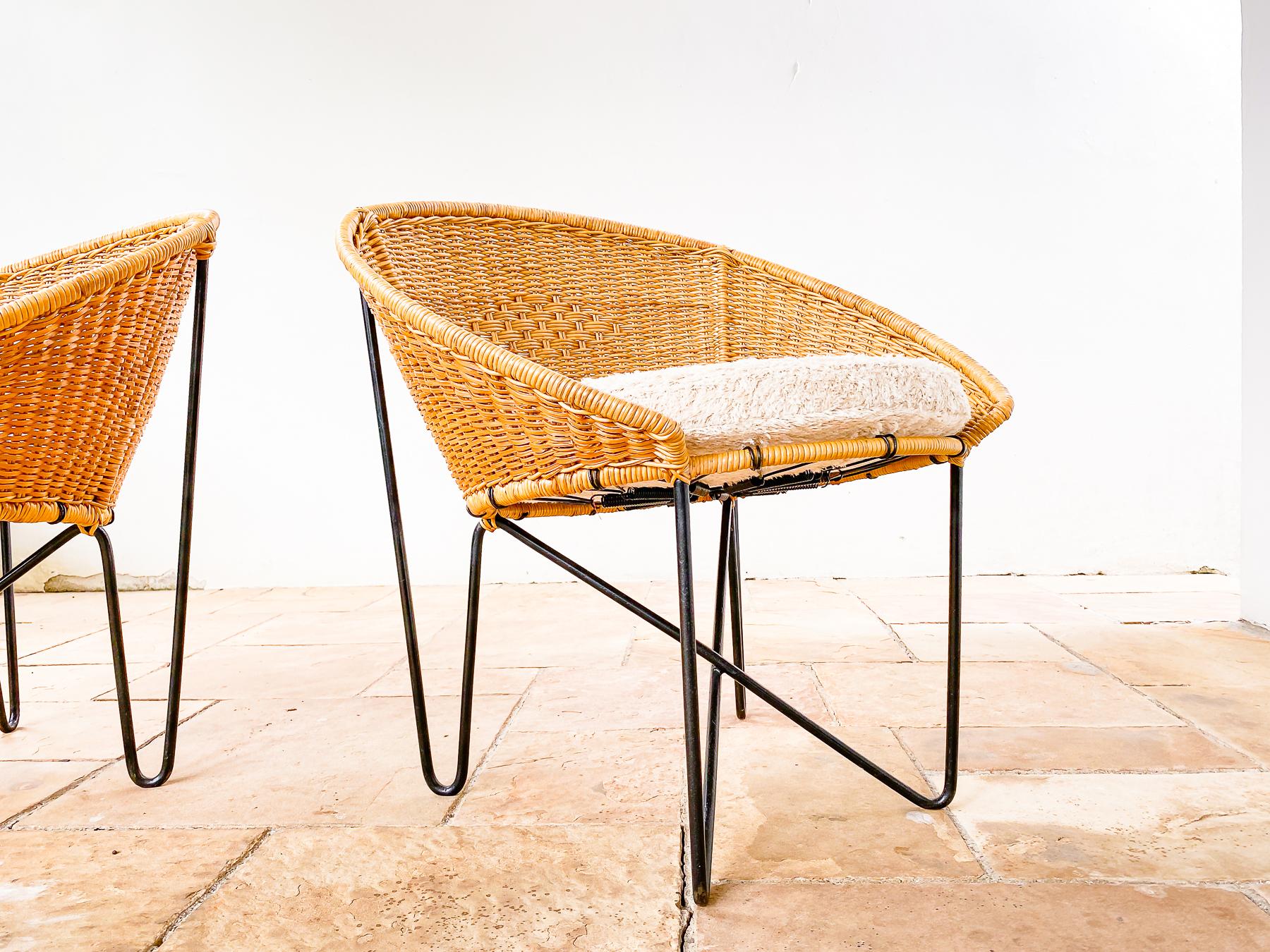 Mid-Century Modern Brazilian Modern Pair of Lounge Chairs in Iron and Reed by Zanine Caldas, 1950s
