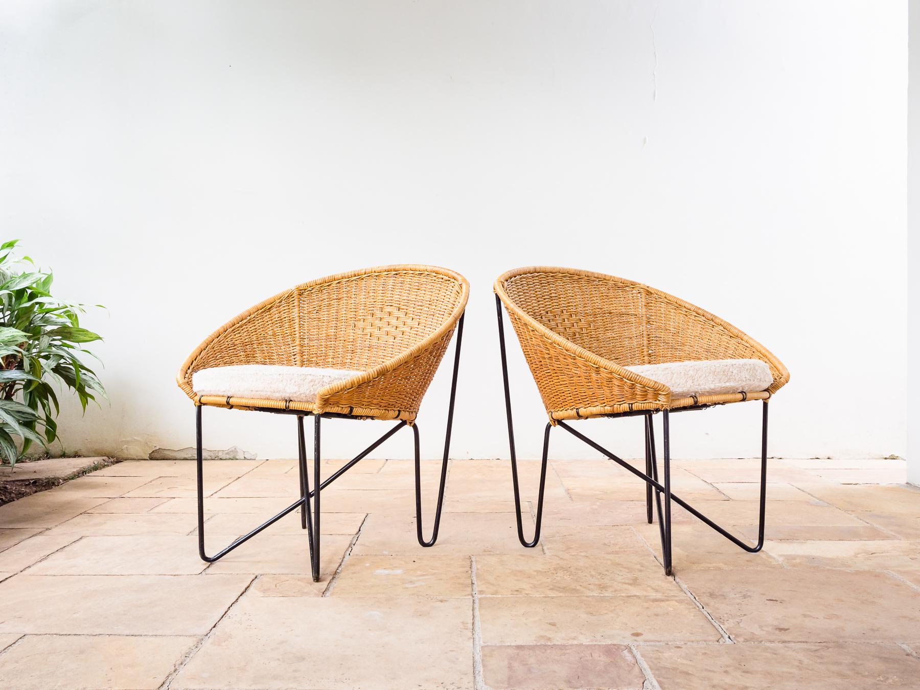 Brazilian Modern Pair of Lounge Chairs in Iron and Reed by Zanine Caldas, 1950s 1