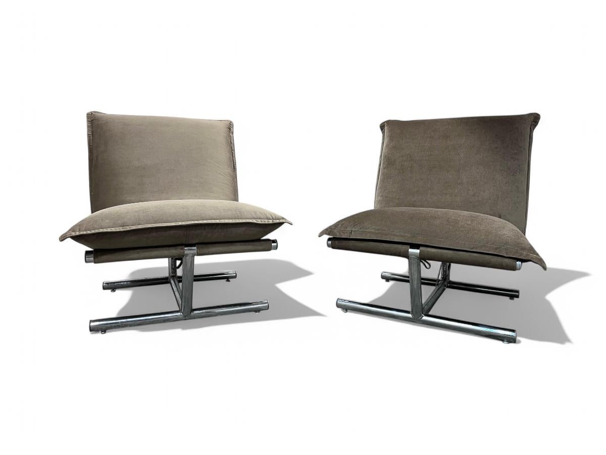 Dieses moderne brasilianische Sesselpaar aus Samt und Metall, Novo Rumo, um 1970, ist nichts weniger als spektakulär!

Das Fundament jedes Loungesessels ist aus verchromtem Aluminiumgusseisen gefertigt und bietet der Sitzstruktur einen stabilen