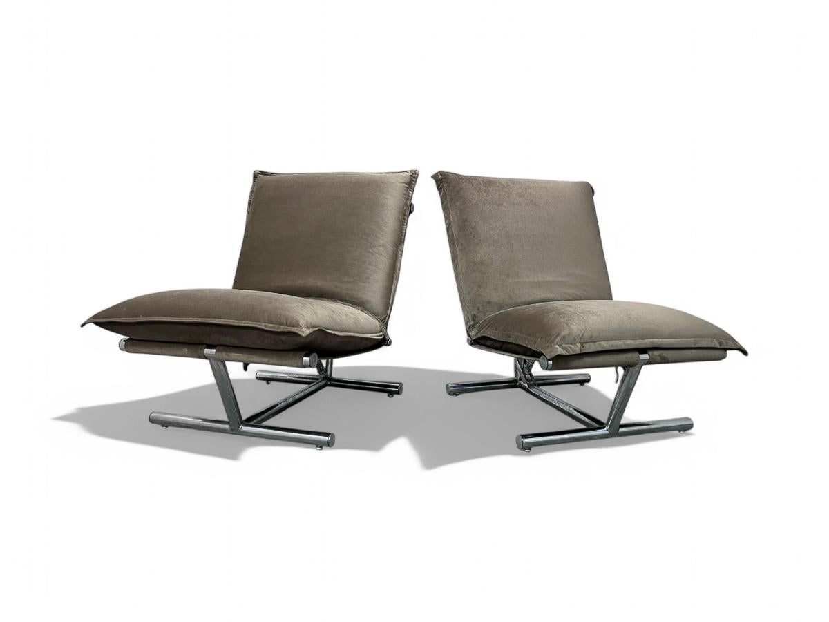 Paar brasilianische moderne Loungesessel aus Samt und Metall, Novo Rumo, ca. 1970 (Moderne der Mitte des Jahrhunderts) im Angebot