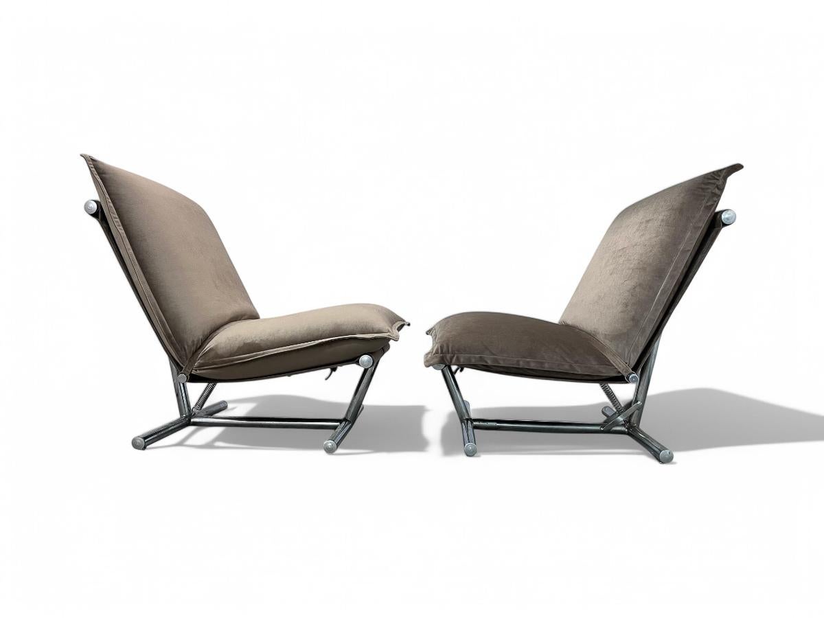 Paar brasilianische moderne Loungesessel aus Samt und Metall, Novo Rumo, ca. 1970 im Zustand „Gut“ im Angebot in New York, NY