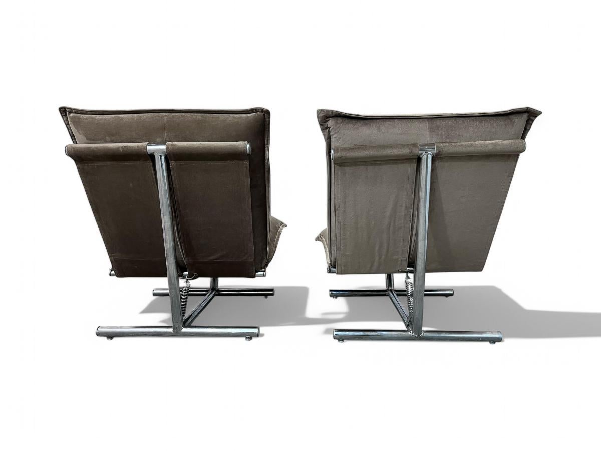 Paar brasilianische moderne Loungesessel aus Samt und Metall, Novo Rumo, ca. 1970 (20. Jahrhundert) im Angebot