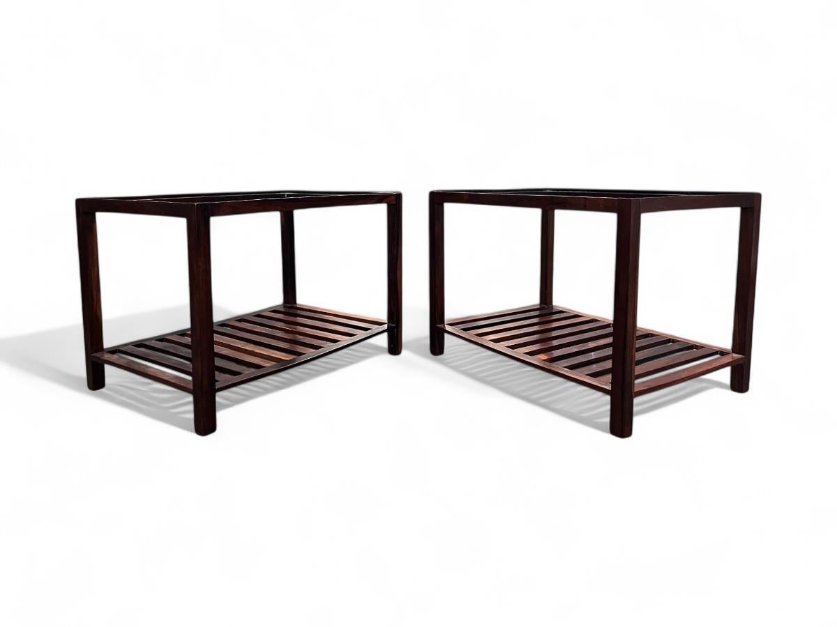 Pareja de mesas auxiliares modernas brasileñas de madera noble y cristal, Fátima, c. 1960 Moderno de mediados de siglo en venta