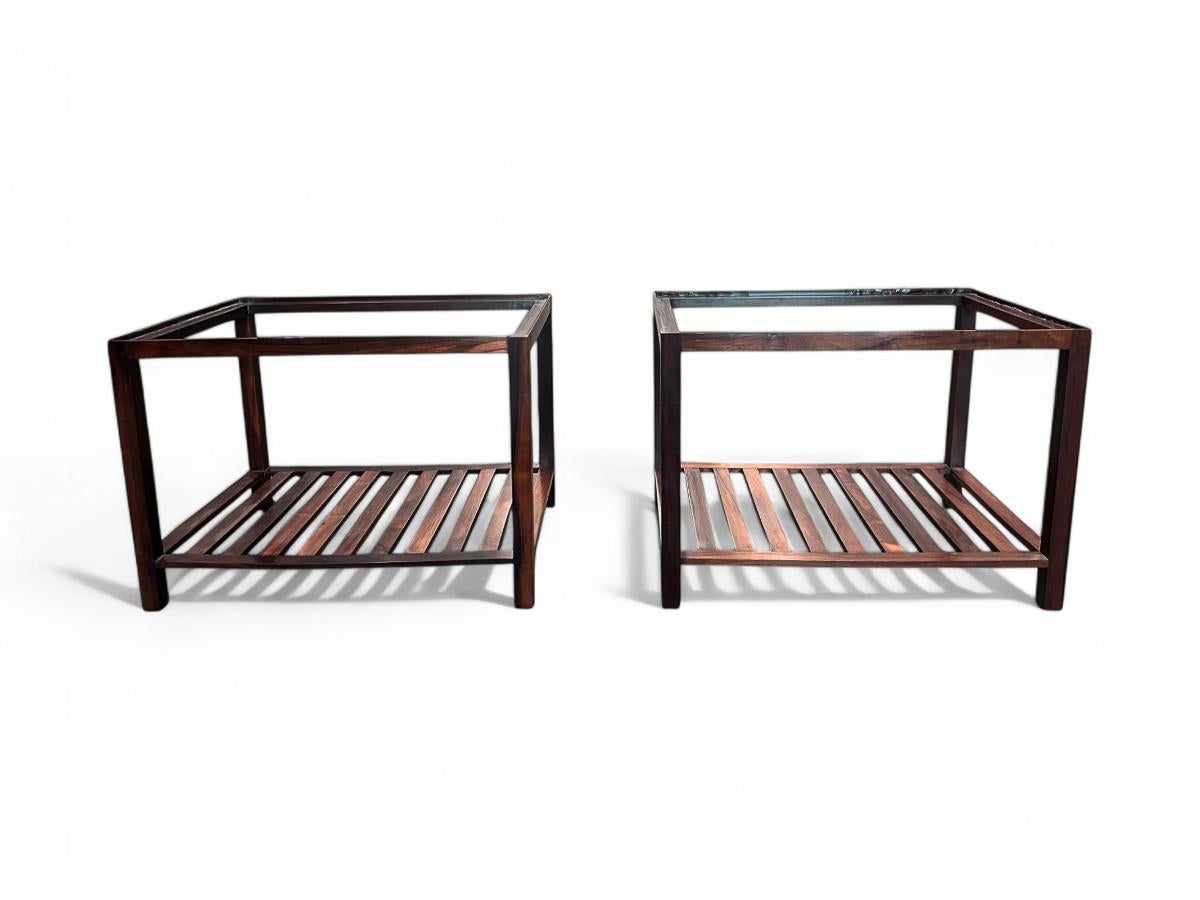 Pareja de mesas auxiliares modernas brasileñas de madera noble y cristal, Fátima, c. 1960 Brasileño en venta