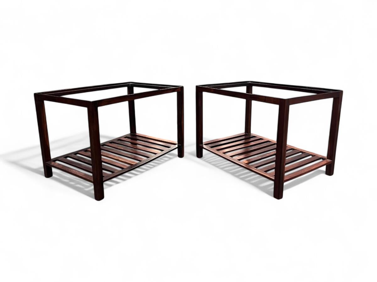Pareja de mesas auxiliares modernas brasileñas de madera noble y cristal, Fátima, c. 1960 Carpintería en venta