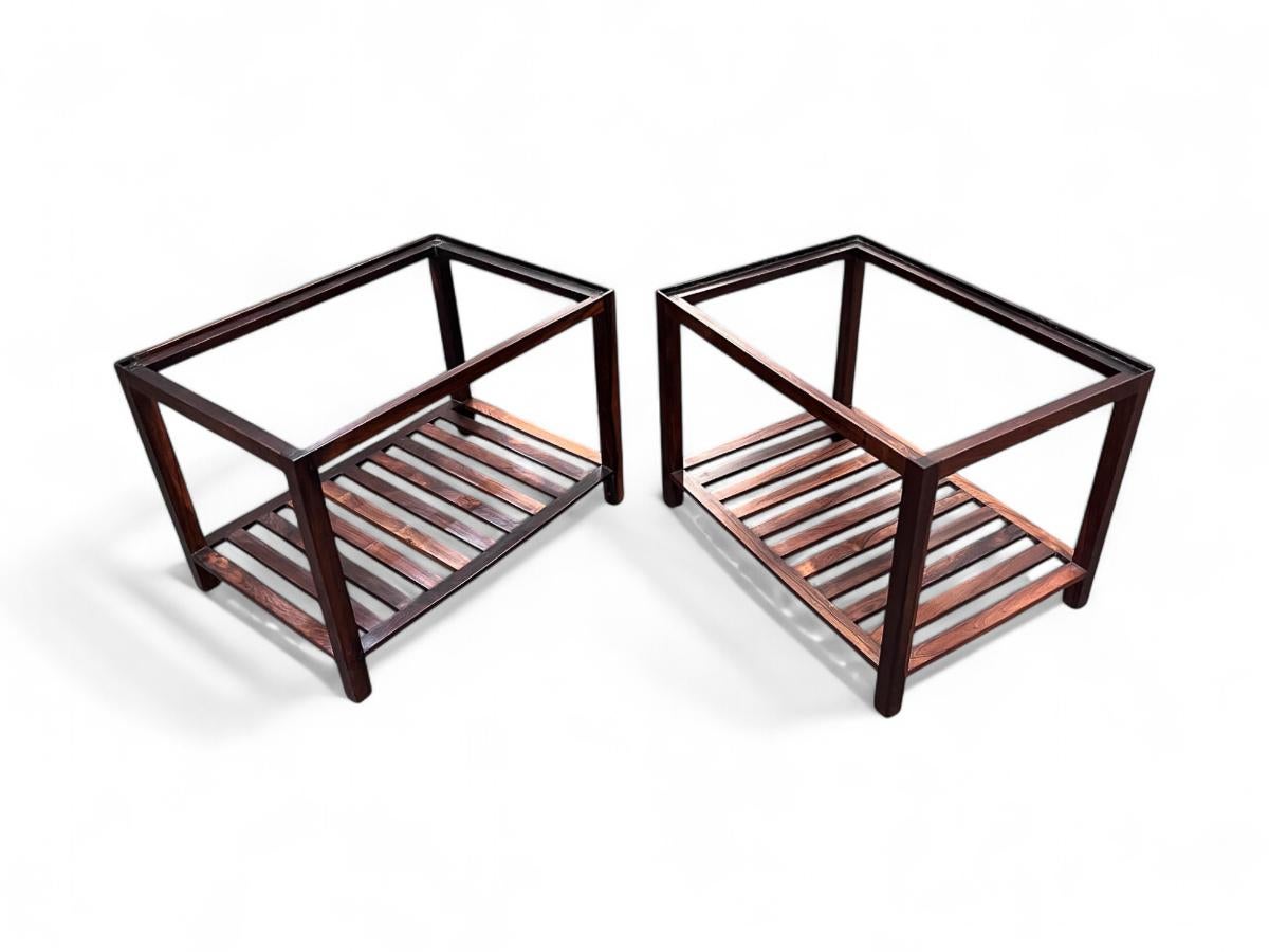 Pareja de mesas auxiliares modernas brasileñas de madera noble y cristal, Fátima, c. 1960 en Bueno estado para la venta en New York, NY