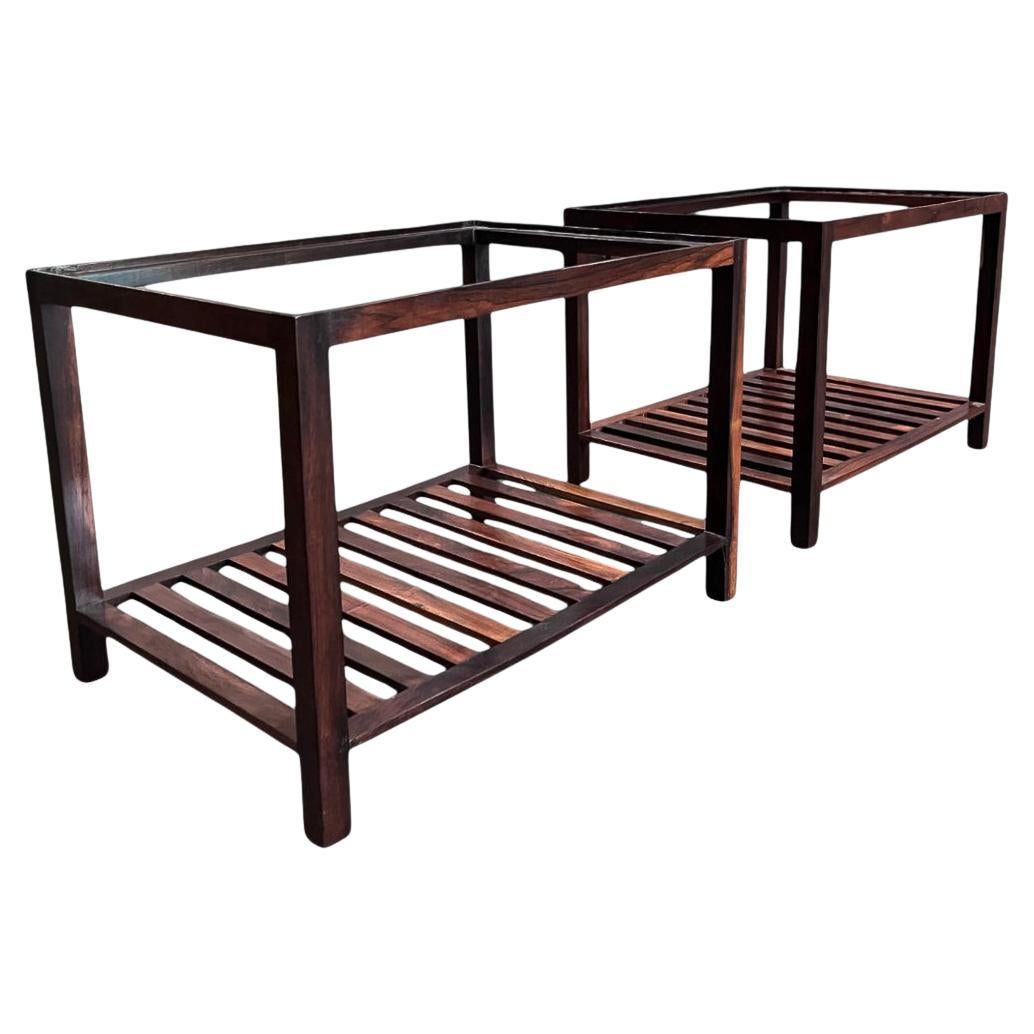 Pareja de mesas auxiliares modernas brasileñas de madera noble y cristal, Fátima, c. 1960 en venta