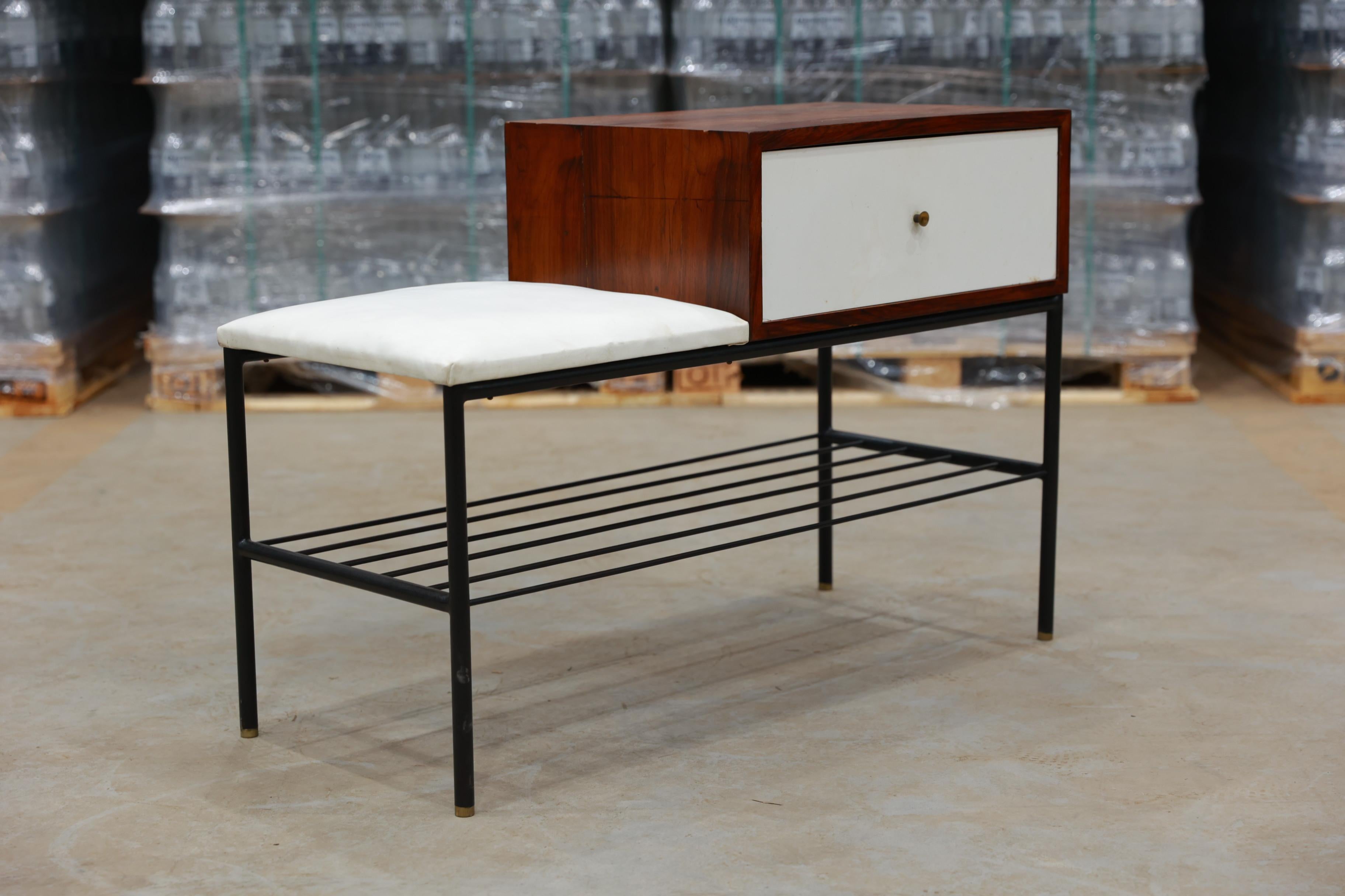 Disponible dès aujourd'hui, avec livraison gratuite aux États-Unis, cette superbe table téléphonique moderne brésilienne en bois dur et en acier, conçue par Geraldo de Barros au Brésil dans les années 50, est magnifique !

Cette table a été conçue à