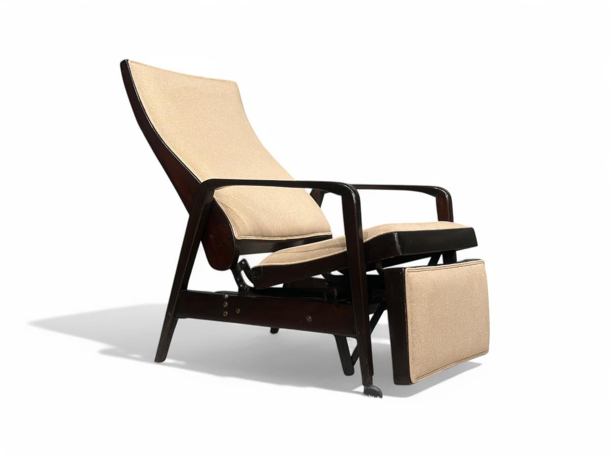 Realizzata originariamente per le crociere transatlantiche dal Brasile all'Europa, questa splendida chaise longue presenta una struttura in legno duro ornata da un lussuoso rivestimento in pelle scamosciata. Il suo versatile meccanismo di