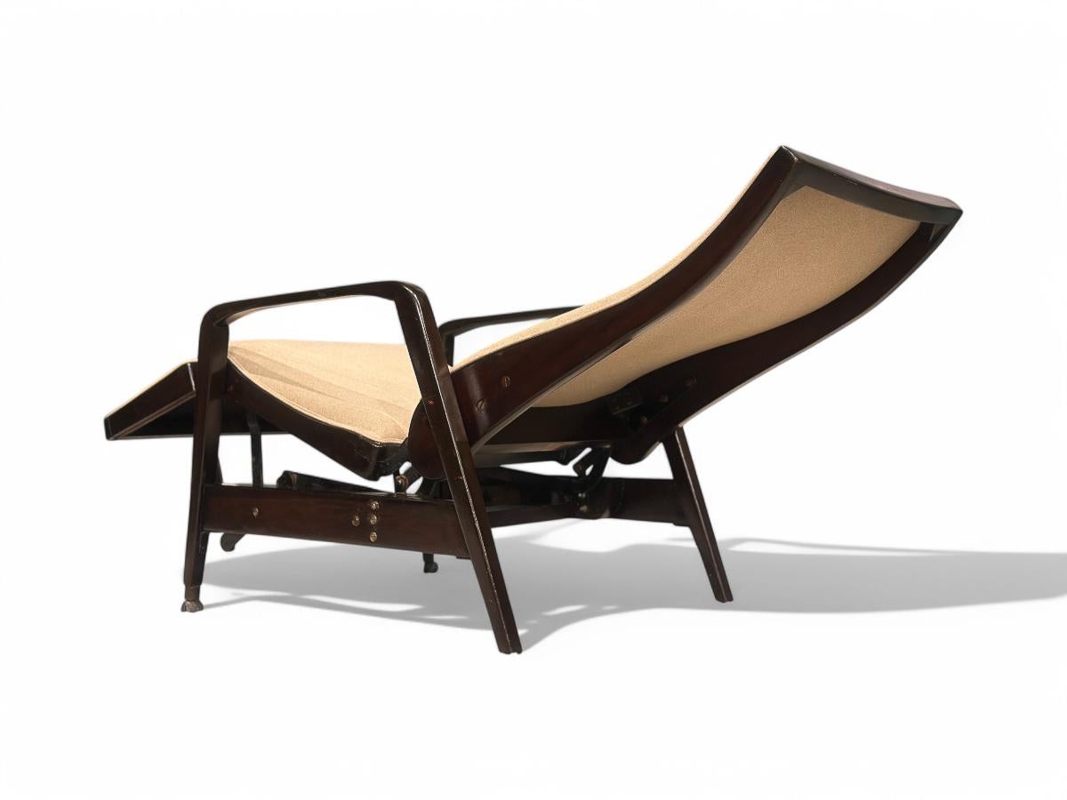 Legno massiccio Chaise reclinabile moderna brasiliana in legno duro e Ultrasuede, Gerdau, anni '40 in vendita