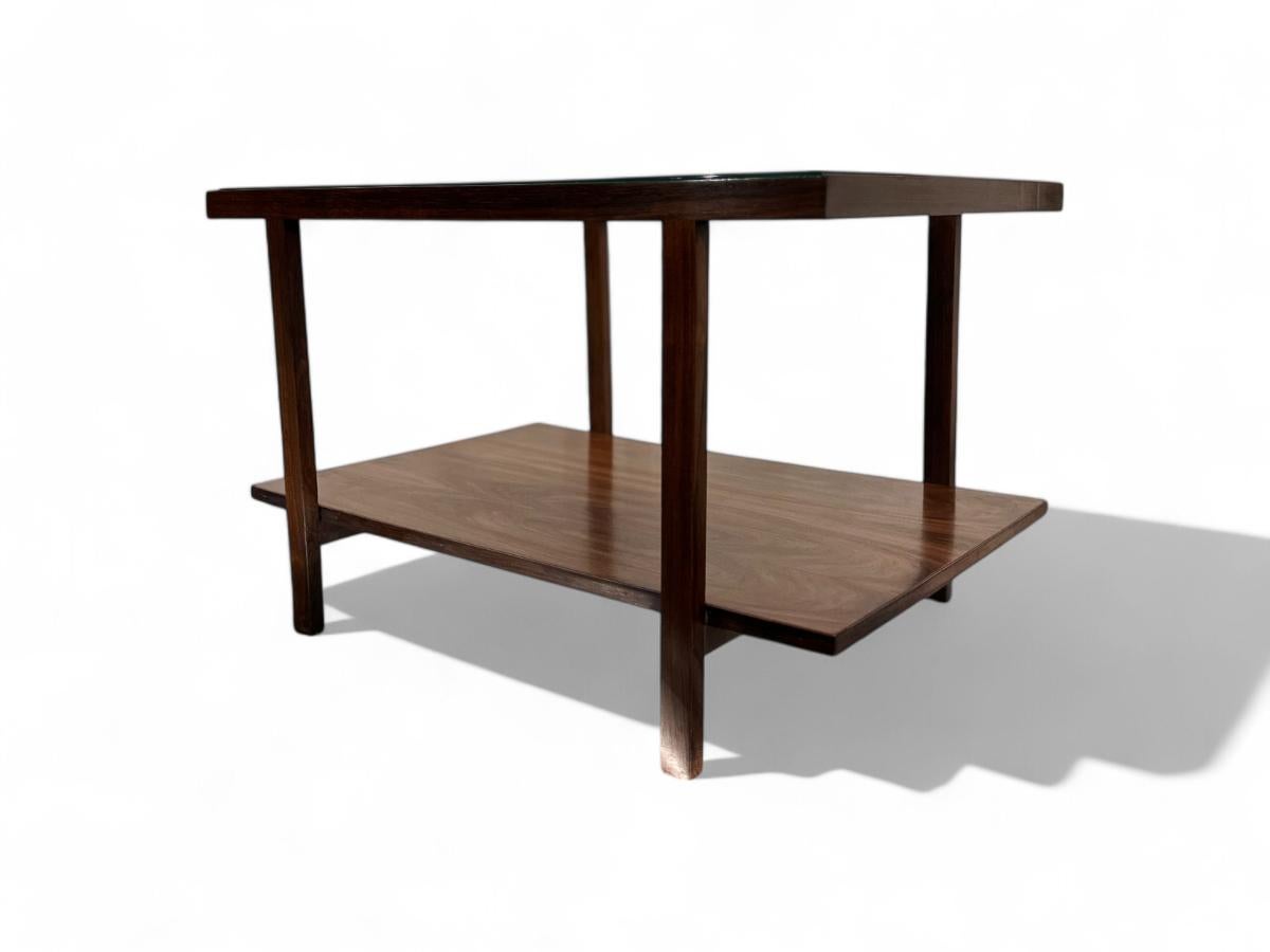 Cette table d'appoint rectangulaire moderne brésilienne en bois dur et verre, A.I.C., vers 1960, est stupéfiante !

La pièce est fabriquée en bois de rose brésilien, également connu sous le nom de Jacaranda, avec des accents de verre. La table