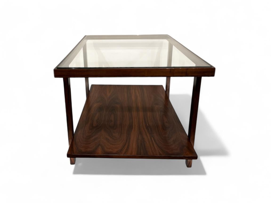Brésilien Table d'appoint rectangulaire moderne brésilienne en bois dur et verre, Unknown, c.1960 en vente