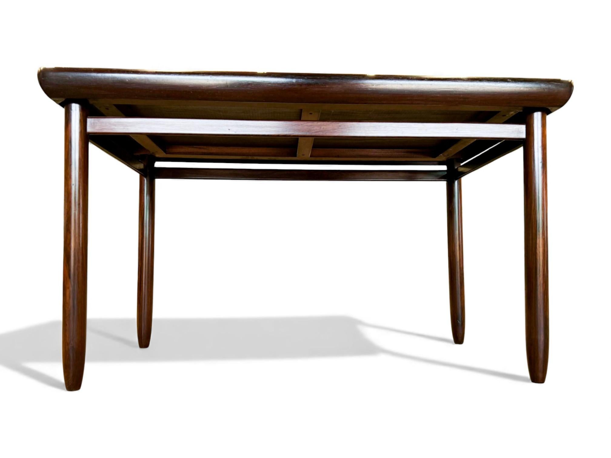 Table rectangulaire moderne brésilienne en bois dur et pieds ronds, Jorge Jabour, années 1960 en vente 2