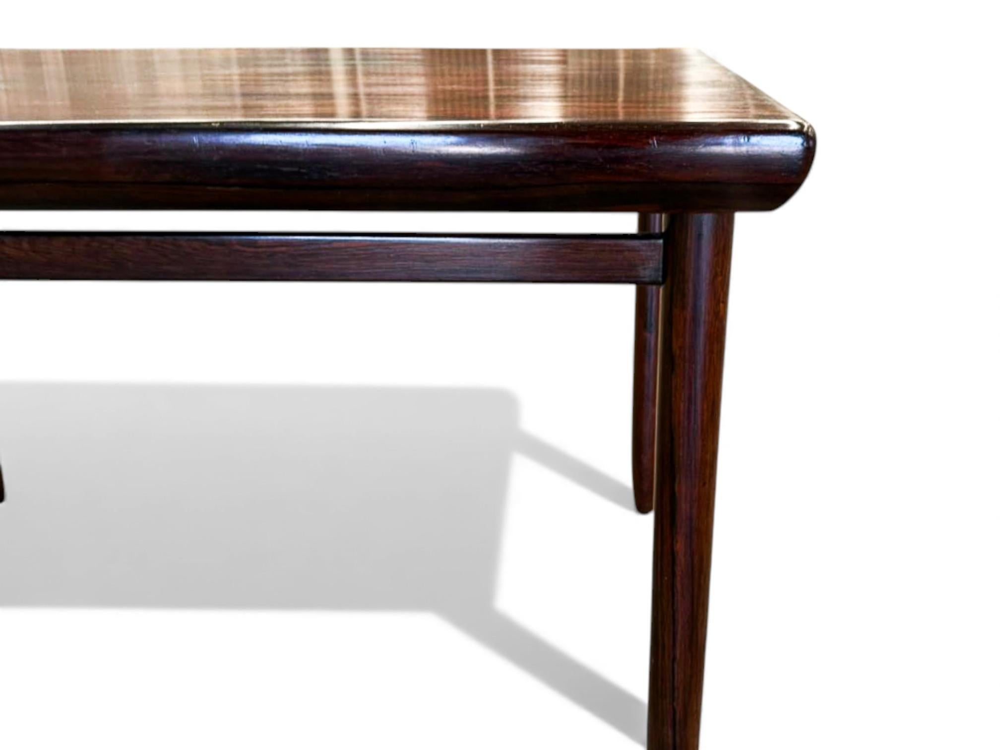 Table rectangulaire moderne brésilienne en bois dur et pieds ronds, Jorge Jabour, années 1960 en vente 3