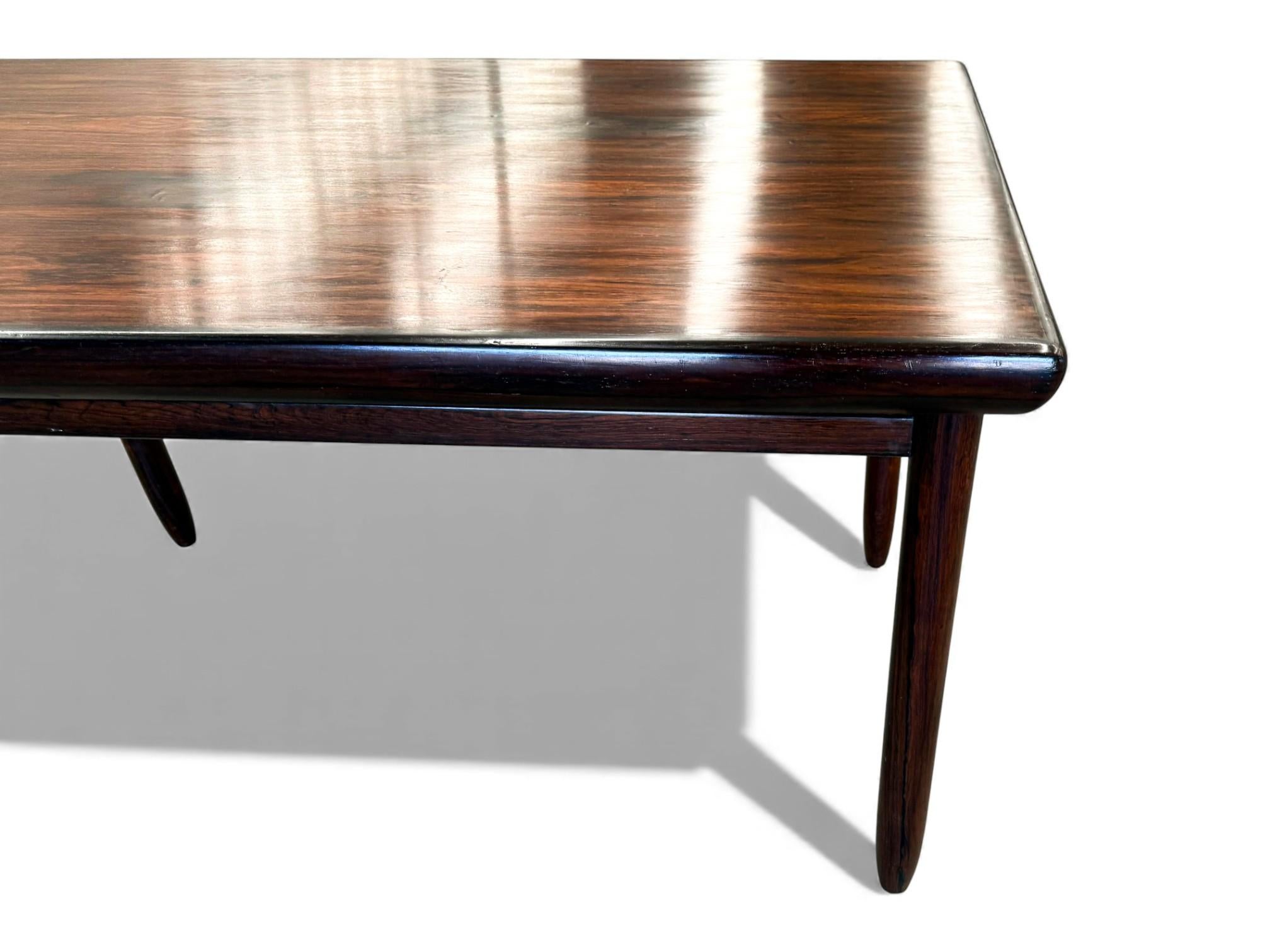 Table rectangulaire moderne brésilienne en bois dur et pieds ronds, Jorge Jabour, années 1960 en vente 4