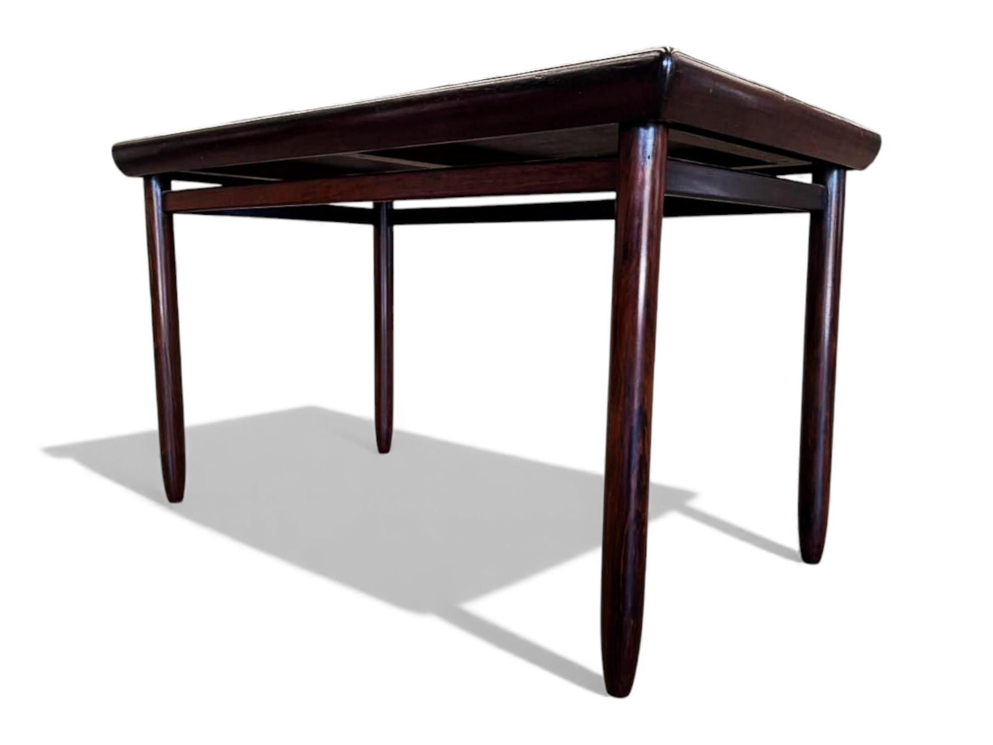 Mid-Century Modern Table rectangulaire moderne brésilienne en bois dur et pieds ronds, Jorge Jabour, années 1960 en vente